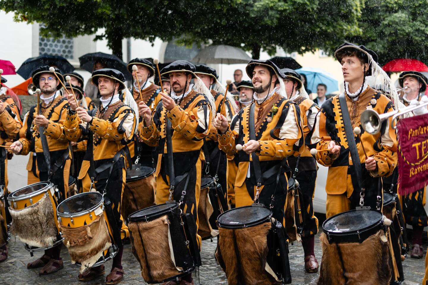 Auch unser Bläser @jocostoko hat sich getraut. Wir gratulieren Jonas & Corinna zum Ja-Wort 💛🖤
Für uns war es ein ganz besonderer Moment und haben uns sehr gefreut dabei gewesen zu sein 🤩
.
.
.
#fztell #fzwedding #theysaidyes💍 #ravensburg #tellerbund