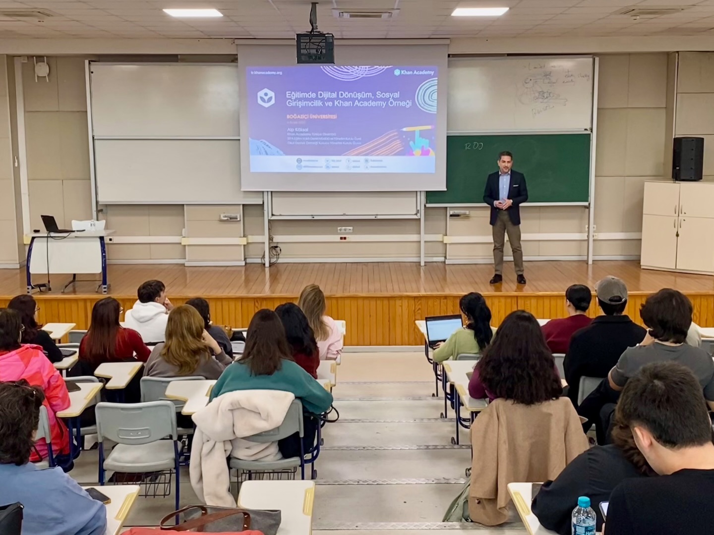 Boğaziçi Üniversitesi Eğitim Fakültesi’nin değerli hocalarının davetiyle, 4. sınıf öğrencileri ve geleceğin öğretmen adaylarıyla bir araya gelmekten büyük mutluluk duydum.
Eğitimdeki dönüşüm, dijitalleşme, yapay zekâ ile eğitimin geleceği ve Khan Academy’nin hem küresel hem de Türkiye’deki sosyal girişimcilik yolculuğunu birlikte konuştuk.
Geçmişte öğrencisi, çalışanı ve BÜMED yönetiminde görev almış bir mezun olarak kampüse bu kez Khan Academy TR ekibinden iki Boğaziçi mezunu çalışma arkadaşımla birlikte dönmek; hem bir eğitimci hem de o sıralarda yıllarını geçirmiş biri olarak genç beyinlerle buluşmak benim için gerçekten özel bir deneyim oldu.
Davetleri ve misafirperverlikleri için kıymetli hocalarımıza; ilgi ve zeki soruları için tüm öğrenci arkadaşlara teşekkür ederim.
#boğaziçiüniversitesi #bogaziciuniversity #boun