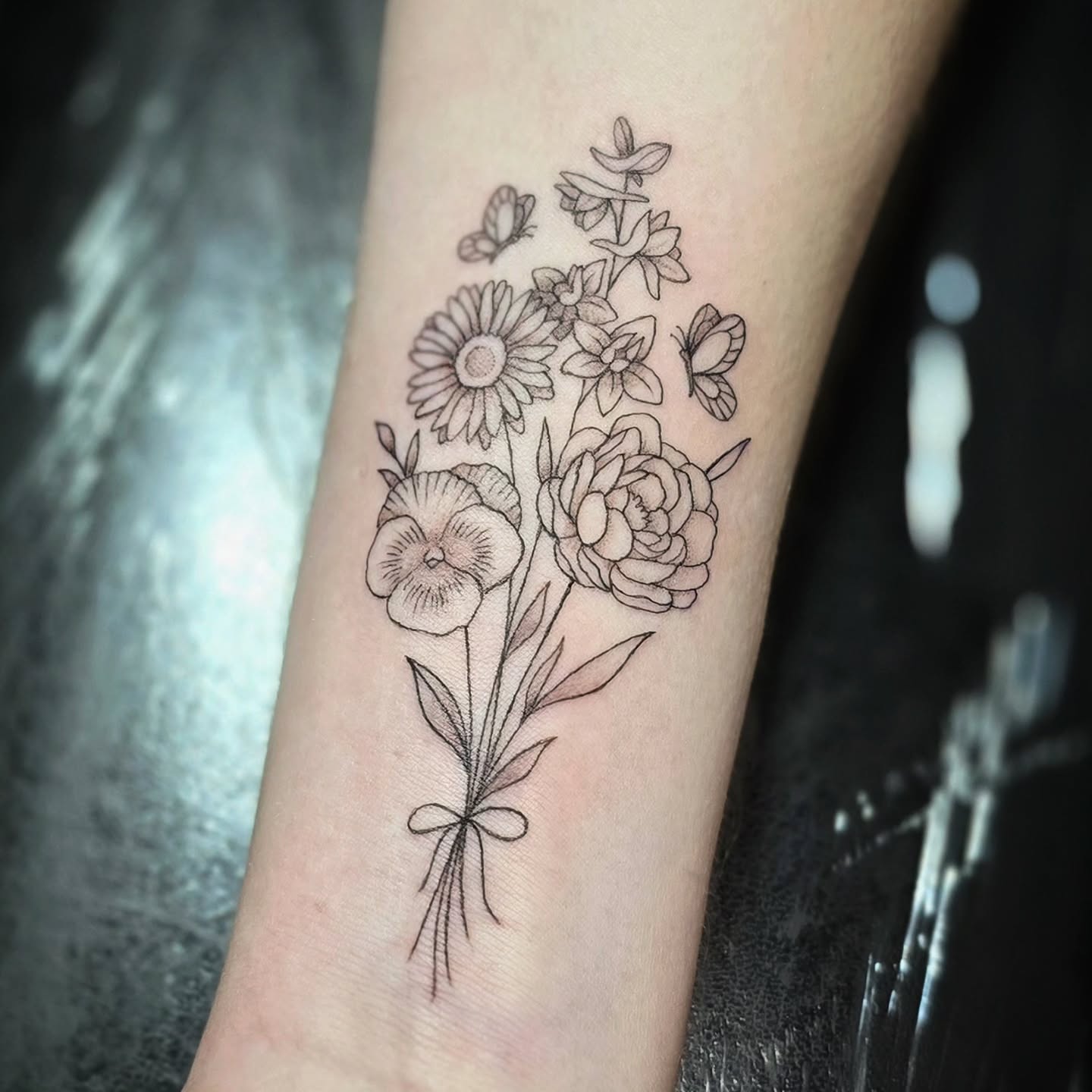 ðž Birth flower bouquet for Becky ðĨ°
.
.
.
#tattoo #art #design #family #flowers