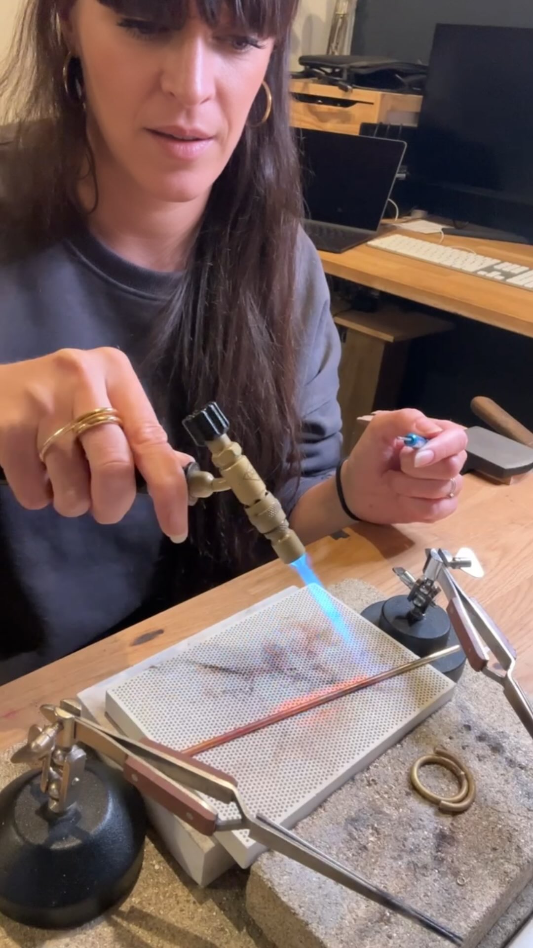 Je crée un bijou pour ma maman …
Aujourd’hui, je vous montre les coulisses d’un bracelet que j’ai fabriqué pour ma maman ☺️
Un modèle personnalisé avec les initiales de ses sept petits-enfants, comme une petite constellation qu’elle pourra garder tout près d’elle.
Pas d’anniversaire, pas d’occasion particulière… juste l’envie de lui offrir un bijou plein d’amour.
La personnalisation fait partie de ce que j’aime le plus : transformer une idée en un bijou unique, chargé d’histoire et pensé pour durer.
Initiales, prénoms, date… tout est possible pour créer un cadeau vraiment personnel.
Envie d’imaginer le vôtre ? C’est le moment idéal pour offrir un bijou unique, qui a du sens, d’une petite créatrice et entièrement fait main ♥️
#amoodzbijoux #braceletpersonnalisé #madeinsudouest #fabricationartisanalefrançaise #bijouxcreateur #petiteentreprisefrançaise