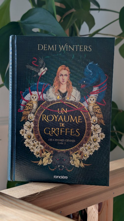 Aujourd'hui j'ai reçu le tome 2 de « Un royaume de griffes » de Demi Winters publié chez @ronciere_editions !
Voici le résumé :
Deux sœurs séparées.
Une magie ancienne sur le point de s'éveiller.
Des vérités à découvrir, quoi qu'il en coûte.
Meurtrie par un voyage éprouvant, sous le choc après avoir appris qu'elle est en réalité une princesse que tous croyaient morte, Silla fuit en compagnie de Rey, le chef impitoyable des Haches Sanglantes.
Tous deux doivent rallier Kalasgarde pour s'y cacher, car ils sont traqués dans tout le royaume. Mais Silla découvre rapidement que Rey lui dissimule des secrets. Coincée dans un refuge avec celui qu'elle pensait connaître, la jeune femme élabore un nouveau plan : elle doit maîtriser sa magie pour sauver sa sœur, Saga, des mains de l'Usurpateur qui a assassiné leur famille.
Saga, de son côté, doit trouver la force d'œuvrer dans l'ombre, au péril de sa vie, pour déjouer les plans de la reine Signe et venir en aide à sa cadette, qu'elle pensait disparue. Parviendra-t-elle à échapper aux griffes du royaume d'Íseldur ?
#bookstagram #bookstagramfr #unboxing #bookaddict #lecture #passionlecture #lecturepassion