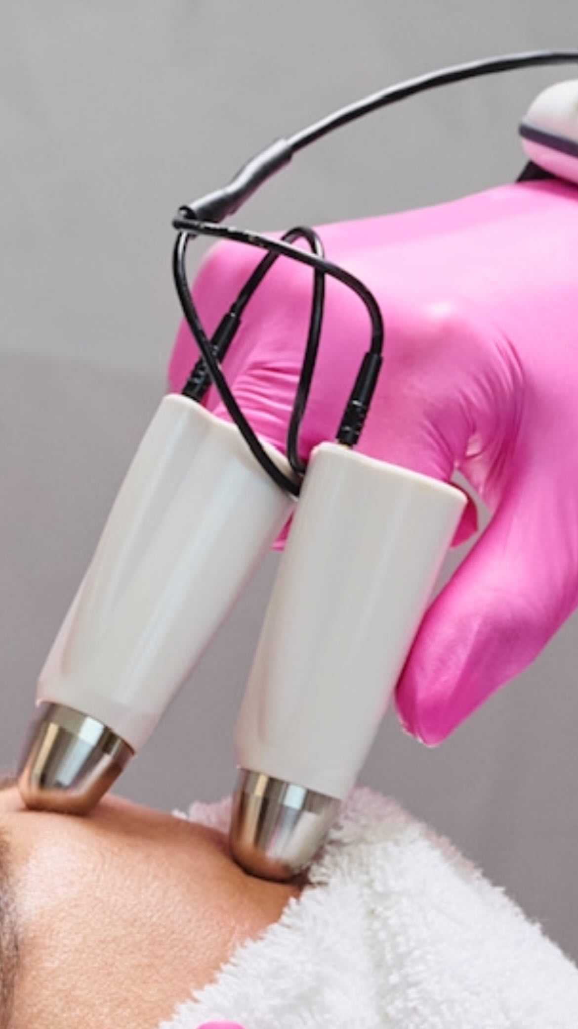 Weihnachten rückt näher und damit die perfekte Gelegenheit, sich selbst und anderen etwas Besonderes zu schenken. 🤍
Dieses Jahr habe ich ein exklusives Weihnachtsspecial für euch vorbereitet, das gleich doppelt Freude macht:
FUTURACONTOUR Weihnachtsspecial – Zwei Behandlungen zum Preis von einer✨
Beim Kauf eines Gutscheins für eine FUTURACONTOUR Behandlung für dich selbst erhältst du eine zweite Behandlung als Gutschein zum Verschenken dazu. Das ideale Weihnachtsgeschenk für eine Freundin, Schwester, Mutter oder eine besondere Person in deinem Leben. 🎁
So funktioniert das Weihnachtsspecial:
1. Du kaufst eine FUTURACONTOUR Behandlung für dich selbst.
2. Du erhältst einen zweiten Gutschein kostenlos dazu – zum Verschenken.
3. Der Geschenkgutschein ist gültig vom 1. Januar bis 29. Februar 2026.
4. Deine eigene Behandlung kannst du jederzeit einlösen.
5. Der geschenkte Gutschein ist ausschliesslich für eine Erstbehandlung gedacht und kann nur von Neukundinnen/Neukunden eingelöst werden.
Gutscheine können ganz einfach per E-Mail bestellt werden: info@seisensi-by-caterina.ch ✨🎄
Ich freue mich darauf, euch eine besondere Weihnachtsfreude zu bereiten!
Herzlich Caterina 🤍
#futuracontour #futuracontour® #weihnachtsspecial #gutschein #weihnachtsgeschenk #weihnachtsgutschein #seisensi #seisensibycaterina