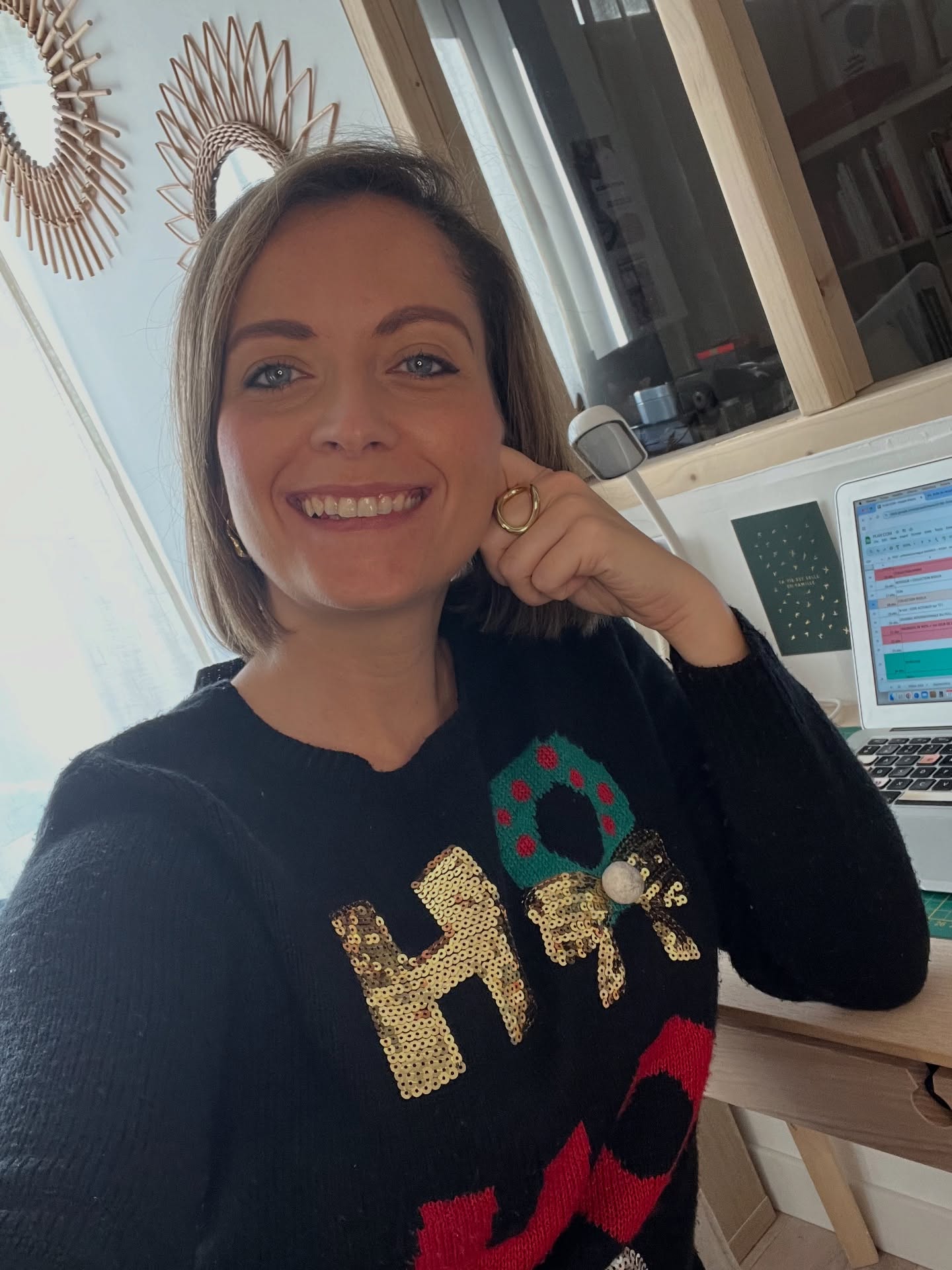 Je passe ma tête par ici, avec mon pull de Noël, pour vous souhaiter un bon week-end !🎅🏻
Qu’avez-vous prévu ?
🛍️Shopping de Noël ?
🥨Pâtisserie ?
🎄Sorties marchés de Noël?
📺 Séance ciné ?
🪩 fiesta ?
Pour moi ça sera un mix : une petite vente de Noël ce matin chez IJ COIFFURE, Le Pontet 💇♀️puis des sorties de Noël en famille 🛷et peut être bien la confection des premiers sablés de Noël avec ma Palou ! 👩🍳
👋Venez me faire un coucou ce matin de 8h à 14h !
🛒Sinon n’hésitez pas à faire un tour sur le e-shop : dernières pièces disponibles !
👉Vous n’arrivez pas à choisir, pensez à la carte cadeau numérique ! (Disponible sur le e-shop)
Bon week-end ! 🥰