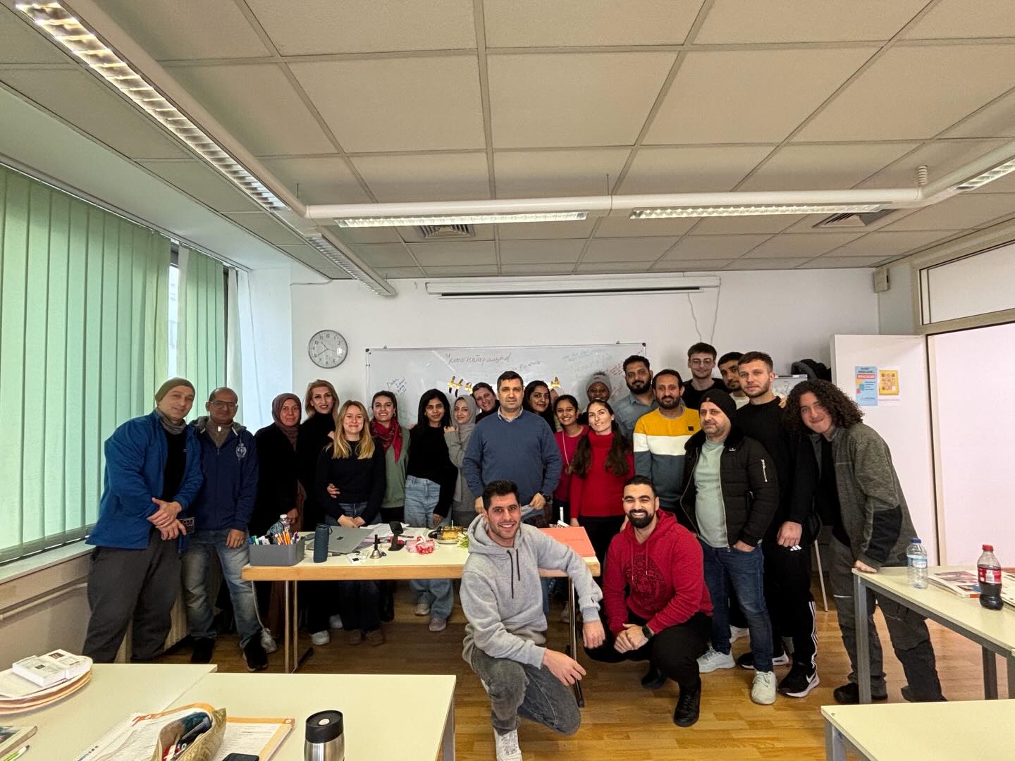 Der IK-Kurs feiert den Geburtstag unseres Lehrers Ensar Demirci 🎉
Alles Gute zum Geburtstag! 🥳✨
Wir schätzen deine Unterstützung und Motivation sehr! 🙌