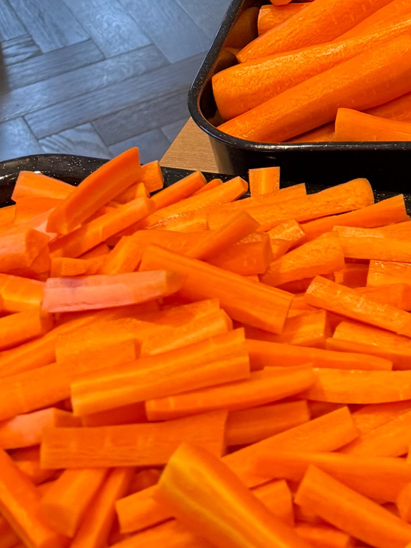 Did someone say carrots 🥕? Everything I do is freshly prepared down to the tons of carrots being prepped for Christmas 🤶 day. Remember fresh is best ! Just grateful to @zarah_meliaa for chopping them for me today ! And prepping the Brussel sprouts ! #privatechef #personalchef #christmas