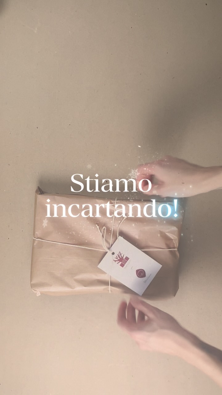 I taglieri degli ordini arrivati fino a domenica sono asciutti e pronti per essere incartati!
State pronti, siamo in consegna!
Da domani prepariamo una nuova produzione. Hai tempo fino al 17 dicembre per ritirare il tuo tagliere libro entro Natale 🎄
.
.
.
#handmade #creft #diy #wood #cuttingboardart #cuttingboard #kitchen #woodencookbook #legno #tablecloaths #design #reggioemilia #scandiano #emiliaromagna #cucinaemiliana