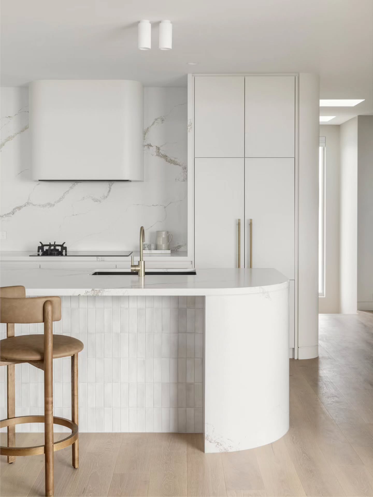 Heart of the home 😍 Culburra project featuring brushed oak engineered oak flooring supplied and installed by Imperial Flooring Australia 🔨
.
▪️Colour = Brushed Oak
▪️Collection: 20mm | Engineered Oak
▪️Install Method: Direct Glue Down
▪️Supply + Install @imperialflooringaustralia
▪️Joinery @paiano_custom_kitchens
▪️Builder @smartbuildsouthcoast
▪️Interiors @rachaelmiklas.designdetail
▪️Design @southcoastbuildingdesign
▪️Photography @lulu_wells
📍Culburra
.
www.imperialflooringaustralia.com.au
.
📱1300 676 176
📧 info@imperialflooringaustraliia.com.au
📍HQ + Showroom: 1 Kennedy Ave Yallah
📍Distribution centres: Syd | Wol | Mel