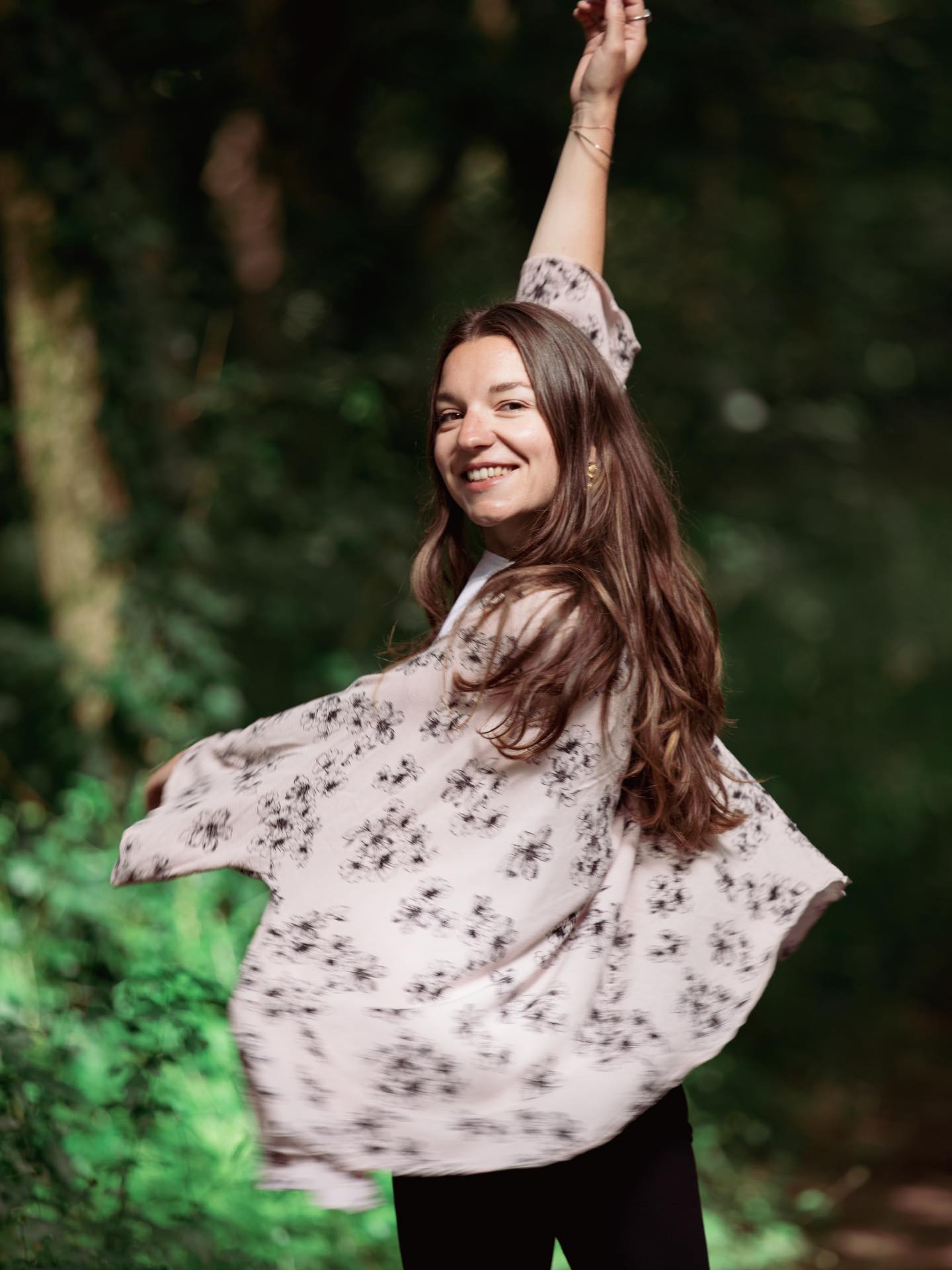 Tu le sens ce petit quelque chose de spécial dans l’air à l’approche de Décembre? ✨
J’ai toujours aimé cette période de l’année.
Cette ambiance enveloppante qui invite à étendre le temps pour savourer l’éphémère.
Les rues et les maisons qui s’habillent de leurs couleurs festives 🪩
Il y a cette odeur de quelque chose qui se termine mais aussi celle de tout ce qu’il y à célébrer.
Les joies de l’année.
Les liens précieux.
La vie.
💖
J’ai toujours aimé cette période de l’année mais elle peut aussi être beaucoup.
Alors avant de se lancer dans ce joyeux tourbillon de fin d’année, peut-on prendre un instant pour arrêter le temps et apprécier ce qui est là 🪄
Dans un mois, il sera sans doute trop tard, Janvier sera là avec ses résolutions.
Dans la newsletter qui part la semaine prochaine, je te partage des petites choses pour savourer ce dernier mois 💌
(inscription à la newsletter en bio)
📷 @claribari_