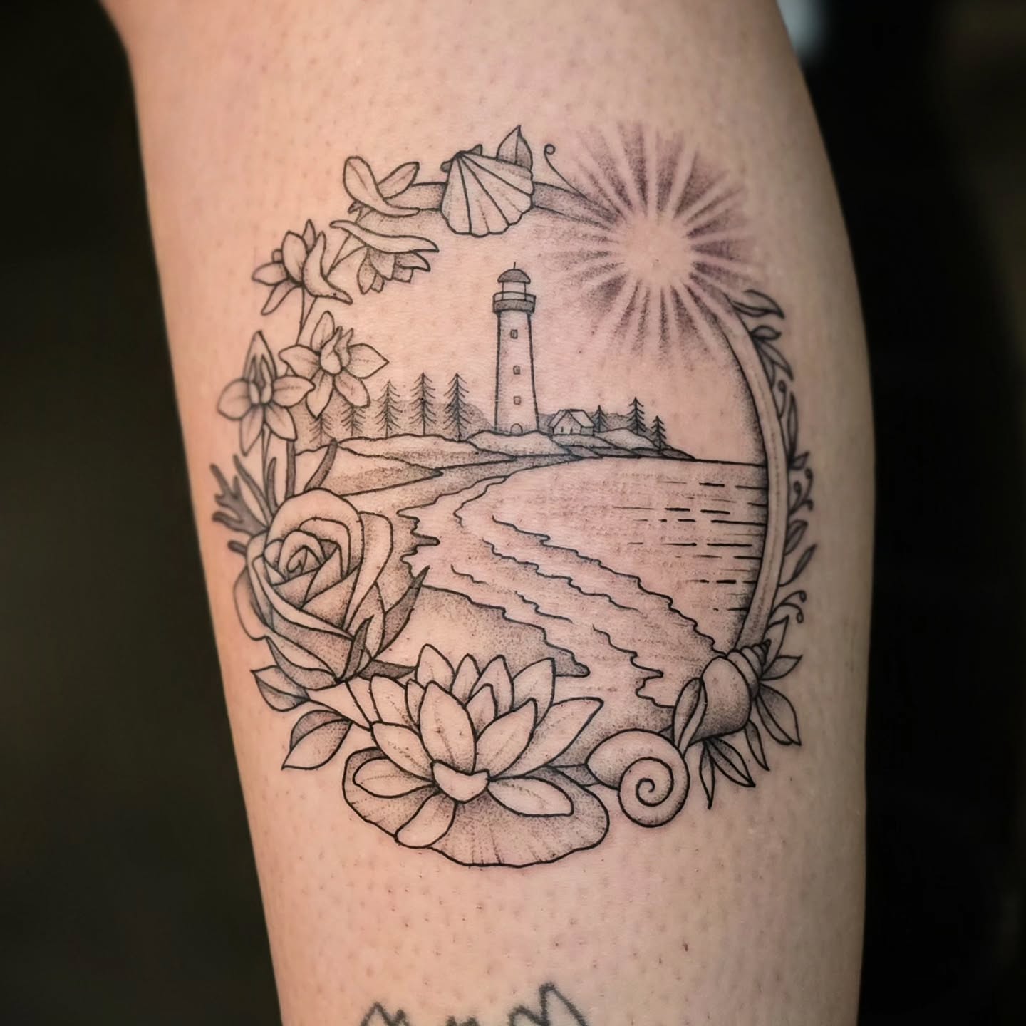 I'm a little behind on posting some smaller pieces done recently! Did this very meaningful custom scene for a mother and two daughters, one design larger on the leg, and two smaller ones on the arm and wrist ðĨ°
.
.
.
#tattoo #art #design #fineline #beach #forest #shells #flowers #family