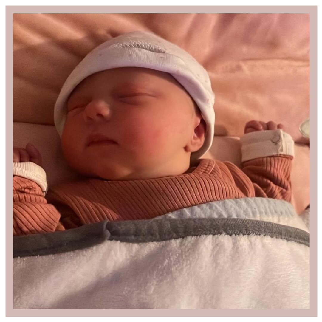 WELKOM ANNABEL!🩷
Annabel is geboren op 15 november 2025 bij 41 weken en 5 dagen zwangerschap. Ze woog 3710 gram.
Deze zwangerschap was meer dan welkom voor Leonie en Dennis! Ze hebben zich heel goed voorbereid, wat zorgde voor vertrouwen naarmate de zwangerschap vorderde en de bevalling dichterbij kwam. Leonie heeft een mooi buik beeldje laten maken ter herinnering aan de zwangerschap.🤰🏽
Dennis belde toen Leonie 3 uur lang beginnende weeën had, sinds drie kwartier kwamen ze goed regelmatig. Wat ving Leonie de weeën goed op! Ze had veel pijn en wilde graag pijnstilling. Daar bleek geen tijd meer voor te zijn, want Leonie had al 10 centimeter ontsluiting! Naast dat dit een hele mooie verrassing was, was het ook echt even schakelen. We besloten om thuis te blijven en Dennis was een goede hulp. We hebben verschillende houdingen geprobeerd maar helaas was er na een periode van wachten nog steeds geen sprake van goede persdrang. Om deze reden zijn we naar het ziekenhuis gegaan. Aldaar kreeg Leonie weeënopwekkers die goed effect hadden. Na een half uur mochten deze papa en mama eindelijk kennis maken met hun prachtige dochter!😍 Celeste mocht hier getuige van zijn en had de functie van fotograaf gekregen.
Leonie & Dennis hadden twee opties voor een naam voor hun dochter, ze moesten hun meisje even goed aankijken om te voelen wat de meest passende naam was! Dat werd Annabel!🤩
Leonie & Dennis hebben vaak moeten schakelen, van geen pijnstilling naar een thuis bevalling tot toch een ziekenhuisbevalling. Niet elke bevalling gaat dus volgens het boekje. Deze ouders lieten zich gelukkig niet gek maken. Jullie mogen heel trots zijn op hoe jullie dit samen hebben gedaan!🫶🏼
In het kraambed kreeg Leonie koorts waarvoor ze werd opgenomen. Er bleek sprake te zijn van een dubbele borstontsteking en een placentarest, waarbij Leonie veel bloedverlies kreeg. Een domper na zo’n goede start, maar nu alles achter de rug is kan dit mooie gezin écht gaan genieten samen!🥰
Lieve Leonie en Dennis, van harte gefeliciteerd met de geboorte van Annabel!
Wat hebben jullie het goed gedaan samen! We wensen jullie alle liefde, geluk en gezondheid toe! Veel liefs, team LEV.❤️
#LEV