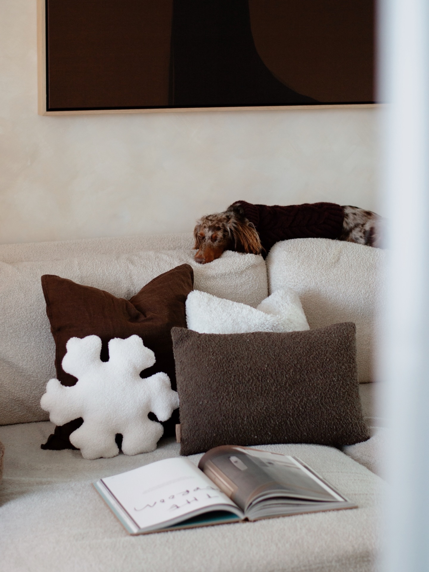 Slowly, slowly getting more festive this December โ๏ธ๐คโจ
1. Cookie looking cute next to our snowflake pillow from our local garden centre. Incredible to capture as minutes earlier she was chewing on it ๐๐
2. Festive cabinet and shelfie
3. Snowflakes hanging from our curtain pole and recent purchase from our new Birmingham @sostrenegrene
4. Christmas Tree ๐ฒโจ
5. Mini Champagne tower with @castleryuk beautiful gifted Coupes
6. Chocolatey themed baubles ๐ค๐ค
Have you got all your decorations up yet?
Have a lovely Wednesday!
Love,
Nicola & Vicki xx
Christmas | Christmas Pup | Dachshund | Sausage Dog | Festive | #christmasdecor #japandistyle #warmminimalism #chocolatedecor
