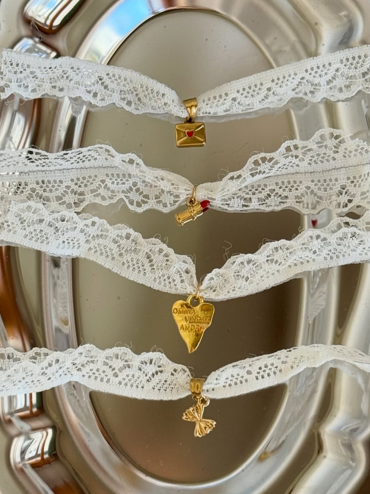 Questi giorni sanno di camini accesi e incontri speciali, celebrali con i tuoi gioielli Tabàna preferiti e un gran bel sorriso 🥨✨♥️