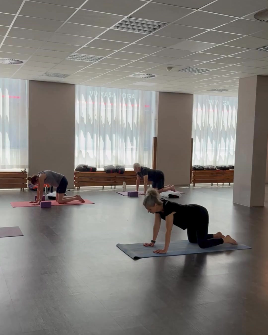 De lichten dimmen, de muziek vertraagt, en even mag alles stilvallen.
In onze yogalessen draait het niet om presteren, maar om voelen.
Je ademt dieper, je beweegt bewuster, en stap voor stap vind je je eigen balans terug.
Of je nu komt om te ontspannen, te rekken of gewoon even op te laden… Je bent welkom, precies zoals je bent.
Bekijk snel ons lesrooster (link in bio)!
#lifeandkicking #yogaamsterdam #yogaijburg #ijburg #vinyasa #hatha #yinyoga #mindful #sportschoolamsterdam