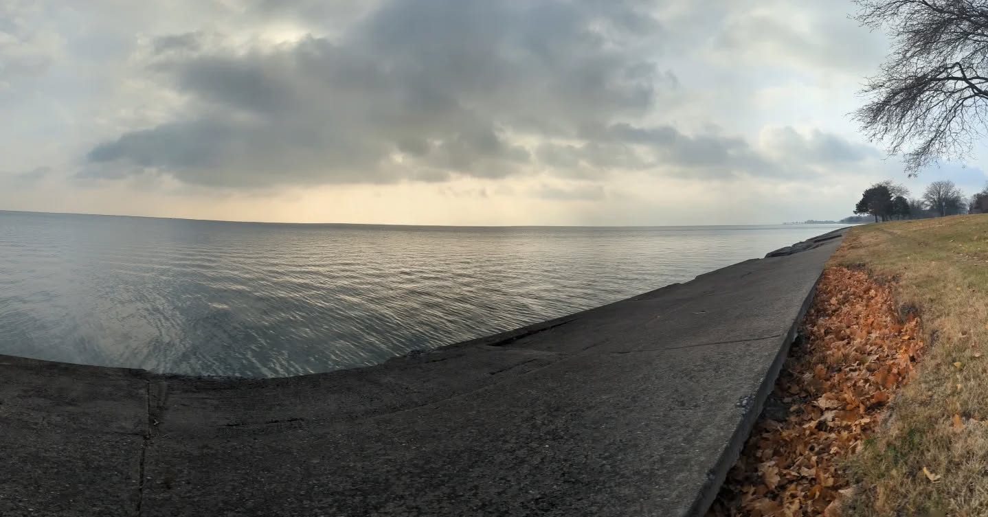 "I must be a mermaid... I have no fear of depths and a great fear of shallow living" -Anais Nin
Grateful for some time at my "sit spot" this morning on the shore of Lake St Clair.
Sit spot - a place that you return to regularly to observe and commune with nature; fostering observational skills (internal + external ), a stronger connection to place, a greater awareness of environment and reduction in stress🌲