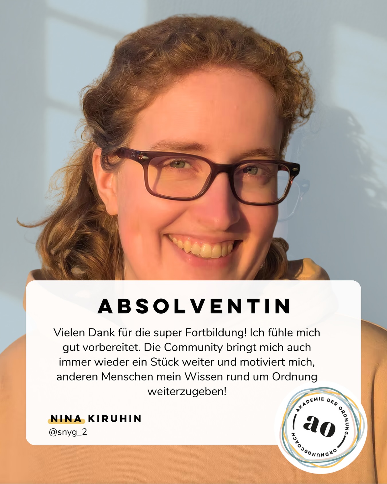 🌟 Feature Friday mit Nina @snyg_2
Es gibt Feedback, das einfach hängen bleibt, weil es zeigt, was unsere Ausbildung wirklich bewirkt. Genau so ein Feedback haben wir heute von @snyg_2 für euch. 💛
Unsere Ausbildung vermittelt nicht nur Know-How rund um Ordnung, Struktur und Organisation.
Sie schafft etwas, das viel wertvoller ist:
✨ echte Motivation
✨ ein unterstützendes Netzwerk
✨ Verbindung zwischen Menschen, die die gleiche Vision teilen
Denn Ordnung weiterzugeben bedeutet mehr als das richtige System.
Es bedeutet, Menschen auf ihrem Weg zu begleiten.
Und genau diese besondere Gemeinschaft entsteht in unserer Akademie.
Hier lernst du nicht nur wie Ordnung funktioniert.
Hier findest du Menschen, die dich bestärken,
inspirieren und mit dir wachsen
während deiner Ausbildung und weit darüber hinaus.
Bereit, selbst Ordnungscoach zu werden?
Wenn du auch spürst, dass da mehr in dir steckt
und Ordnung für dich mehr als ein Hobby ist,
dann ist jetzt der richtige Moment:
👉 Starte die Ausbildung zum zertifizierten Ordnungscoach
👉 Werde Teil einer liebevollen, motivierenden Community
👉 Baue dir Schritt für Schritt dein eigenes Herzensbusiness auf.
Anmeldung über den Link in unserer Bio!
#herzensbusiness #homeorganizing #akademiederordnung