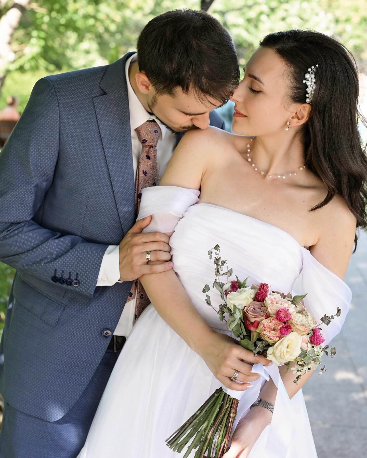 Една от онези сватби, в които любовта просто прелива от всеки кадър.
Двама души, толкова истински и влюбени, че всичко около тях засиява.
Споделям малка част от този магичен ден — усмивки, емоции и моменти, които си остават завинаги.
#сватбенафотография #сватбенфотографбългария
#сватбениснимки