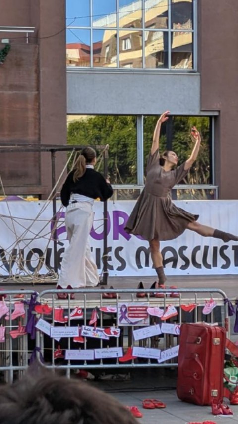 Aquí us deixo instants de l'acte...
Emoció intensa, ràbia, dolor... Moltes coses es remouen dins el cor dels intèrprets quan som a l'escenari...
És molt bonic saber que el que fas, val la pena i ajuda a millorar el nostre món, o si més no, posa una petits engruna d'esperança en un entorn tant violent
Gràcies @ajuntamentsantadria per aquesta maravellosa oportunitat
#25n #dansabarcelona #dansacontemporània #dansateatre #dansaipoesia #ballamunllibre #ballemlapoesia #emprendodanza #danzaypoesia #alloqueetvaigdirunavegada #aquelloquetedijeunavez