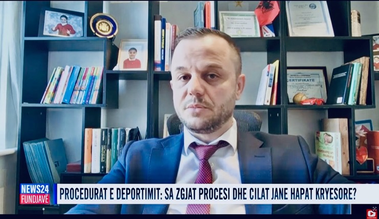Mes titujve alarmantë për “deportimin e 700 familjeve shqiptare”, po shoh çdo ditë nga afër frikën dhe pasigurinë në zyrë – prindër të shqetësuar, fëmijë që nuk e kuptojnë çfarë po ndodh, shumë informacione të përziera dhe shpesh të pasakta.
Pikërisht për këtë, në këtë artikull kam shpjeguar:
• çfarë do të thotë realisht plani për këto 700 familje,
• sa zgjat procesi dhe cilat janë hapat konkretë ligjorë,
• kur ka ende hapësirë për ta sfiduar një vendim deportimi.
Qëllimi është që çdo familje e prekur të ketë informacionin e duhur ligjor dhe të ketë mundësinë e mbrojtjes në të gjitha shkallët e proceseve ligjore që ofron ligji në Angli.
@news24al