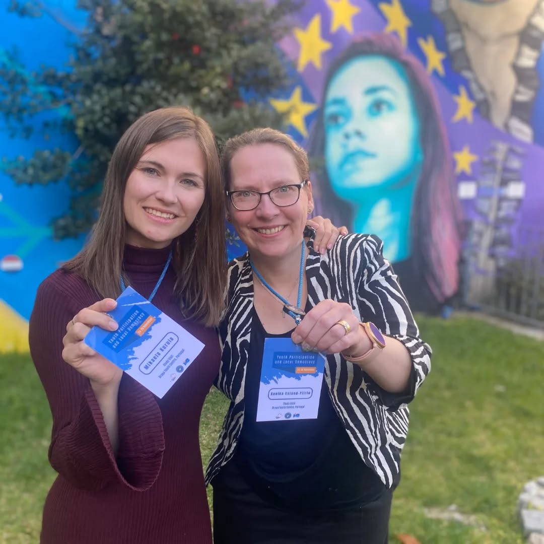 Sve
På studiebesök i Braga, Portugal tillsammans med en delegation från Finland. Vi har fått ta del av intressanta projekt inom temat "Youth Participation and Local Democracy". Upplevelsen blev inte sämre av ☀️ och plusgrader.
Fin
Opintovierailulla Bragassa, Portugalissa yhdessä muiden suomalaisten kanssa. Olemme saaneet tutustua mielenkiintoisiin hankkeisiin teemalla "Nuorten osallistuminen ja paikallisdemokratia". Kokemusta eivät huononna ☀️ ja plussakelit!
Eng
On a study visit in Braga, Portugal together with a delegation from Finland. We have had the opportunity to learn about interesting projects with the theme "Youth Participation and Local Democracy". The experience is made even better by the ☀️ and warm temperatures.