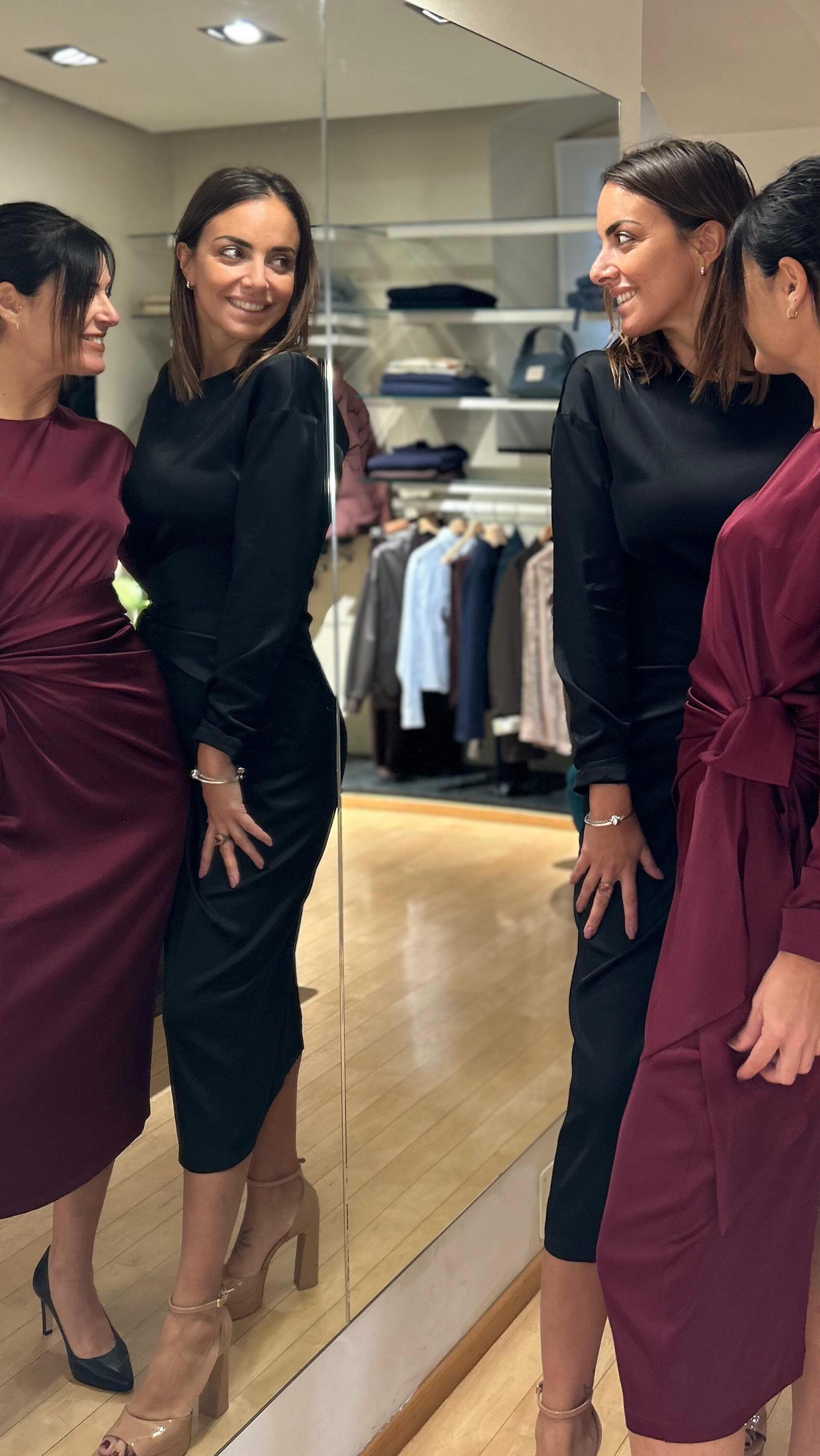 Ragazzeeeeee! Capodanno è vicino! 🥂✨
Abito stupendo di @momoni_official nelle due versioni nero e bordeaux.
A voi la scelta!
Abito Momonì €398
Cappotto @anfiny.official €619
Stola 1 @falierosarti €435
Stola 2 Faliero €365
Borse @reptile_s_house €510
#abbigliamentodonna #altamoda #luxuryfashion