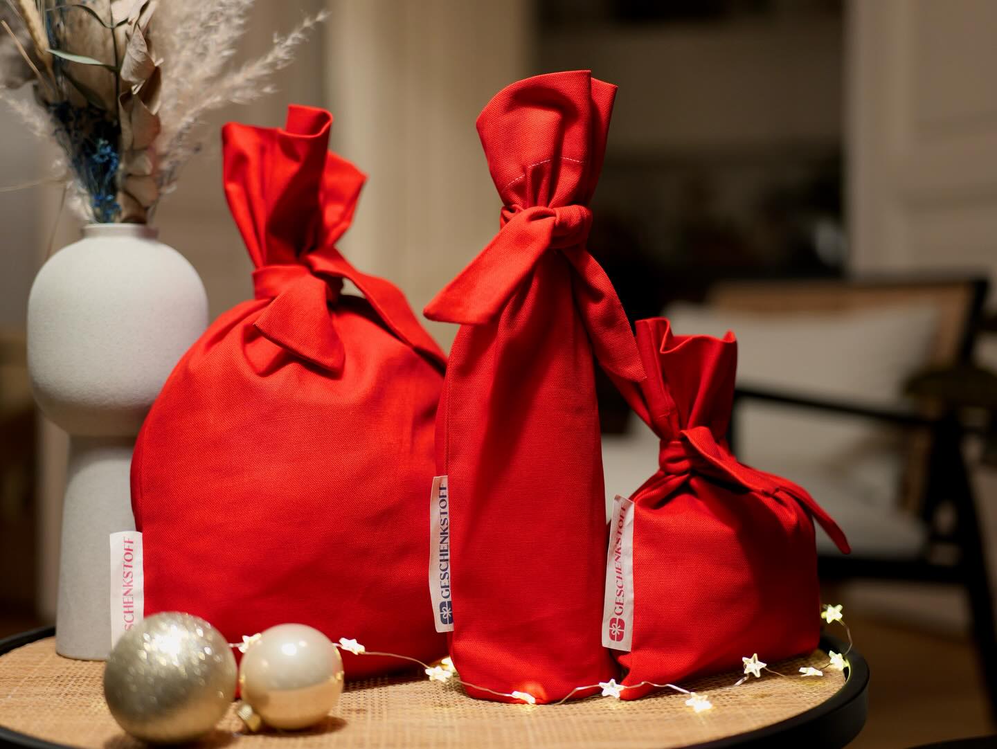 Unser neuer Stoffzuwachs 😍 jetzt auch in Santas´s Lieblingsrot 🎅
•
•
•
#Geschenkstoff #nachhaltigschenken #wiederverwendbar #stoffstattpapier #keinmüll #zerowaste #comingsoon #ecofriendly #nachhaltig #weihnachten #Geschenk