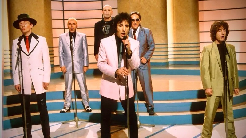 So on this day in 1983, The Flying Pickets‘ #OnlyYou was busy spending a 2nd week at #NumberOne…! flyingpickets.com
🎄🎵🤯
Read all about it…
https://www.bbc.com/news/uk-wales-46345443?fbclid=IwZnRzaAOpOFdleHRuA2FlbQIxMQBzcnRjBmFwcF9pZAo2NjI4NTY4Mzc5AAEeXOz_9INeo2bZiO-pe80qjohkiYyQpX0JKNB1cZNafqwTa7rQeVxdR50r-us_aem_4gJBljVA-tHfW4bRumfv2g
#onlyyou #bahdahdahdah #acappella #FlyingPickets #ChristmasNumberOne #weihnachten #touringin2026