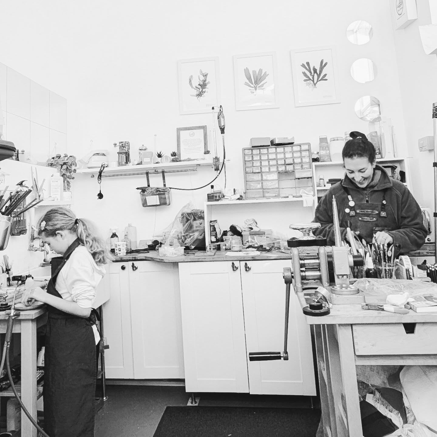 Saturday Studio time with my first little Sea Stone apprentice, my only daughter (amongst boys!) Sofia 😍. She has started her first steps on her own silversmithing journey and has her first ever market in a few days time 🥰😍. Here Sofia is making pebble pendants utilising my scrap pot, to minimise expense and allow her to practice freely. She did so well!!
I did offer the boys the chance to melt something metal, really thought they would want to do this 🫠but it seems it's not for them, one out of three ain't bad!
#familybusinesslife
#familybusiness #handmadebusiness