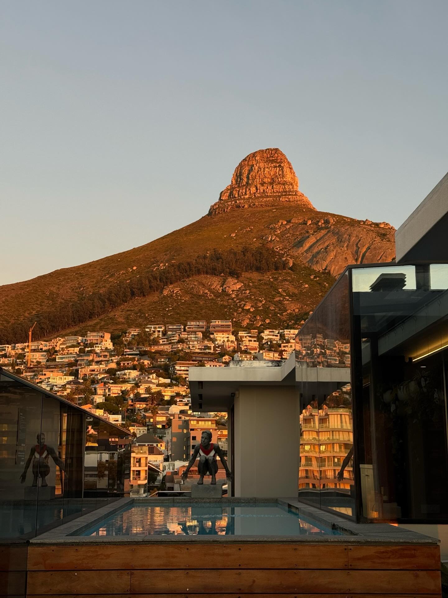 summer season on the 9th floor. 🌞 where evenings are filled with golden sunsets and your favourite drink of choice.
bookings:
• 021 286 9332
• book@hugosocialclub.com