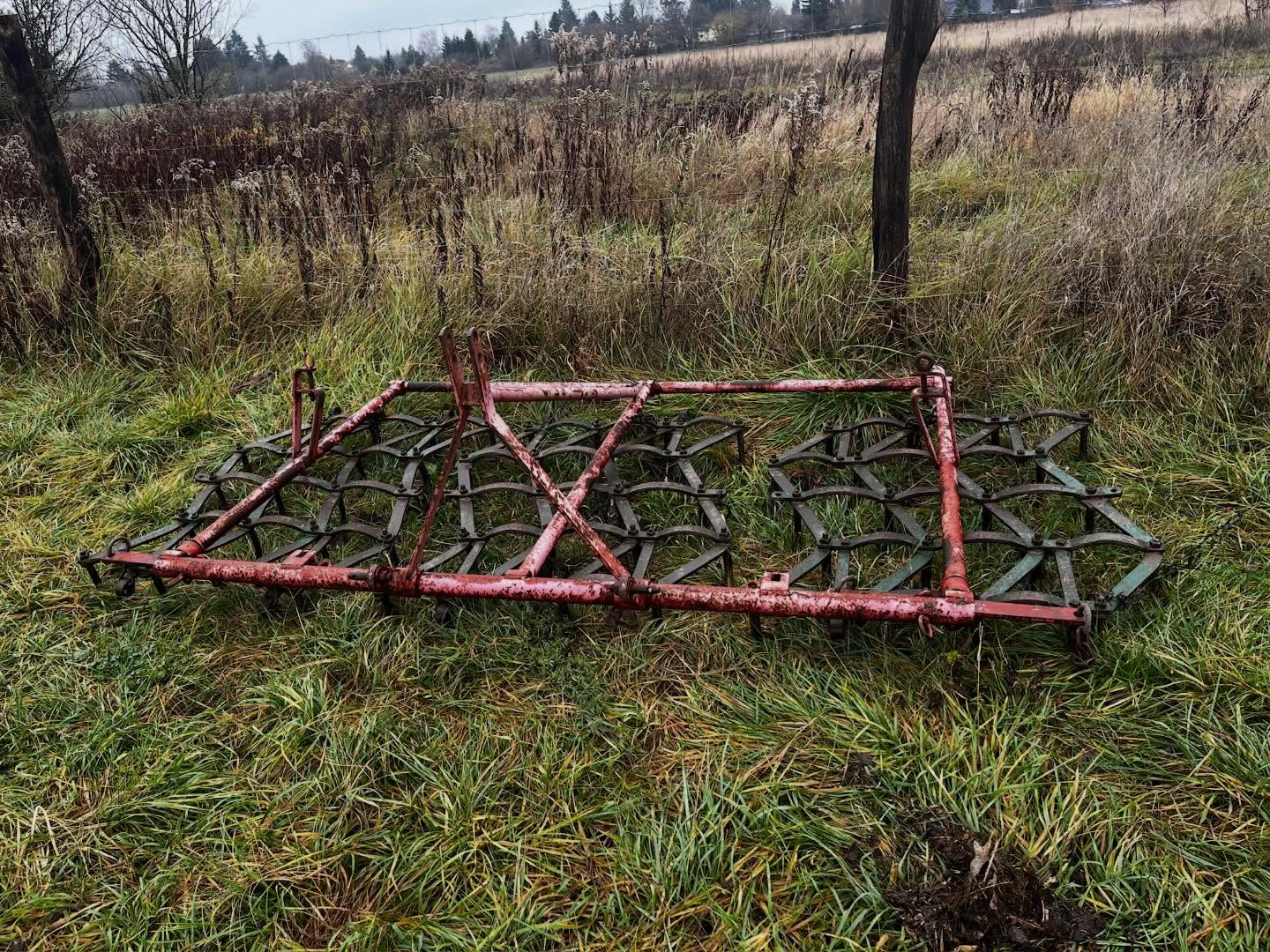Unsere Egge hält jetzt Winterschlaf, nachdem sie mit Martin vor kurzem noch unsere Beete für die Gründüngung vorbereitet hat. #dankemartin #gründüngung #bodenbearbeitung #egge #gesunderboden #winterschlaf #solidarischelandwirtschaft #gemüsekiste #eatlocal #solawi #farmtotable #farmlife #frohlawi #biogemüsekiste #Reinickendorf #hohenneuendorf #stolpe #hermsdorf #frohnau #frischvomfeld #FrischeErnte