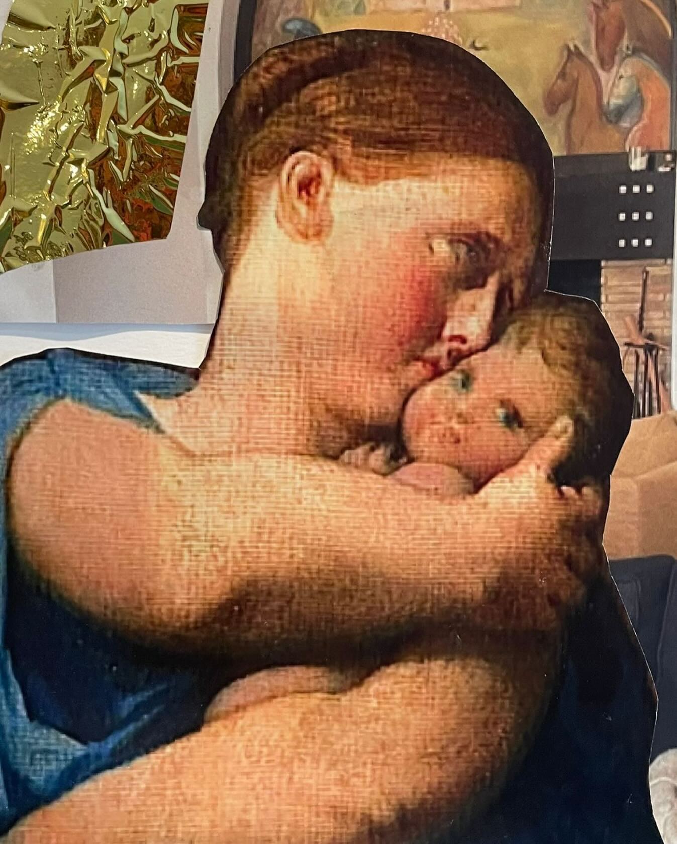 Il y a des sujets qui se racontent seuls.
La maternité en fait partie. J’ai laissé ce thème infuser pendant des semaines, en observant ces gestes de mères qui vous arrêtent net.
Celui-ci est l’un des plus bouleversants.