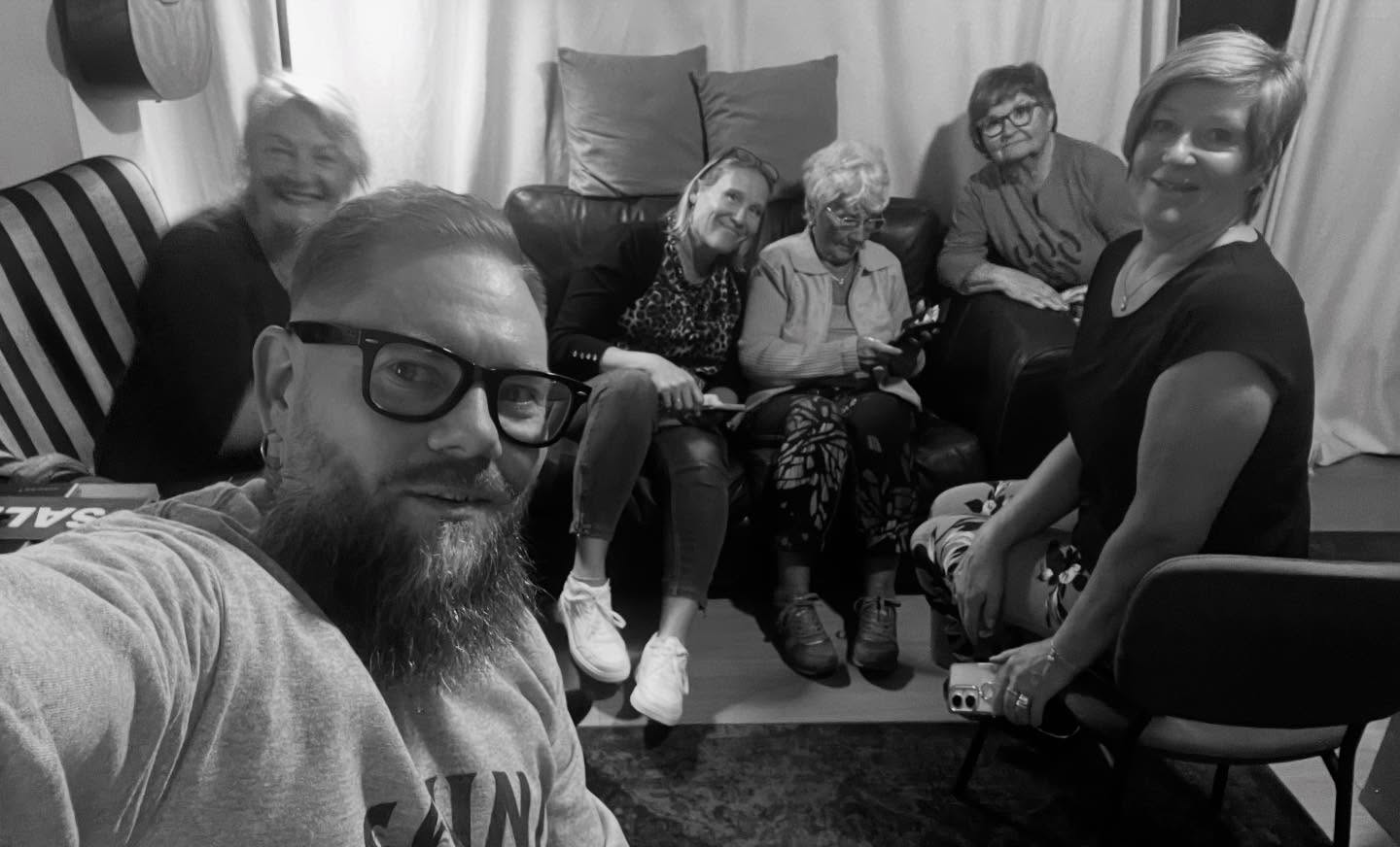 Nyt on naisvoimaa studiolla 😃💪🏼 tällä leidiporukalla ei voi tulla, kuin timanttia 💎 harmi, että osa kerkesi jo poistua paikalta ennen, kuin tajusin ottaa kuvan 😇
#äänitysstudio #naisvoimaa #naisenergiaa