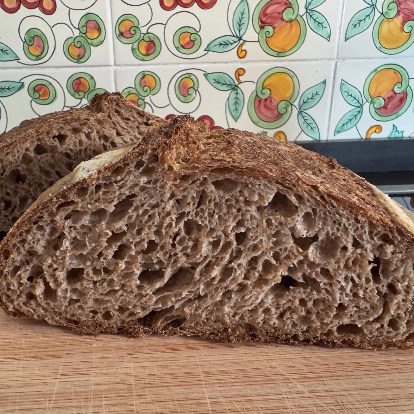 Success on first attempt! 🥳 Thank you @the_bread_code for the great video, detailed explanations and tips! #wholegrainsourdough #wholegrainsourdoughbread #mytropeakitchen #whenincalabria #bread #sourdoughbread #stiffstarter #wholegrain #vegan #thebreadcode