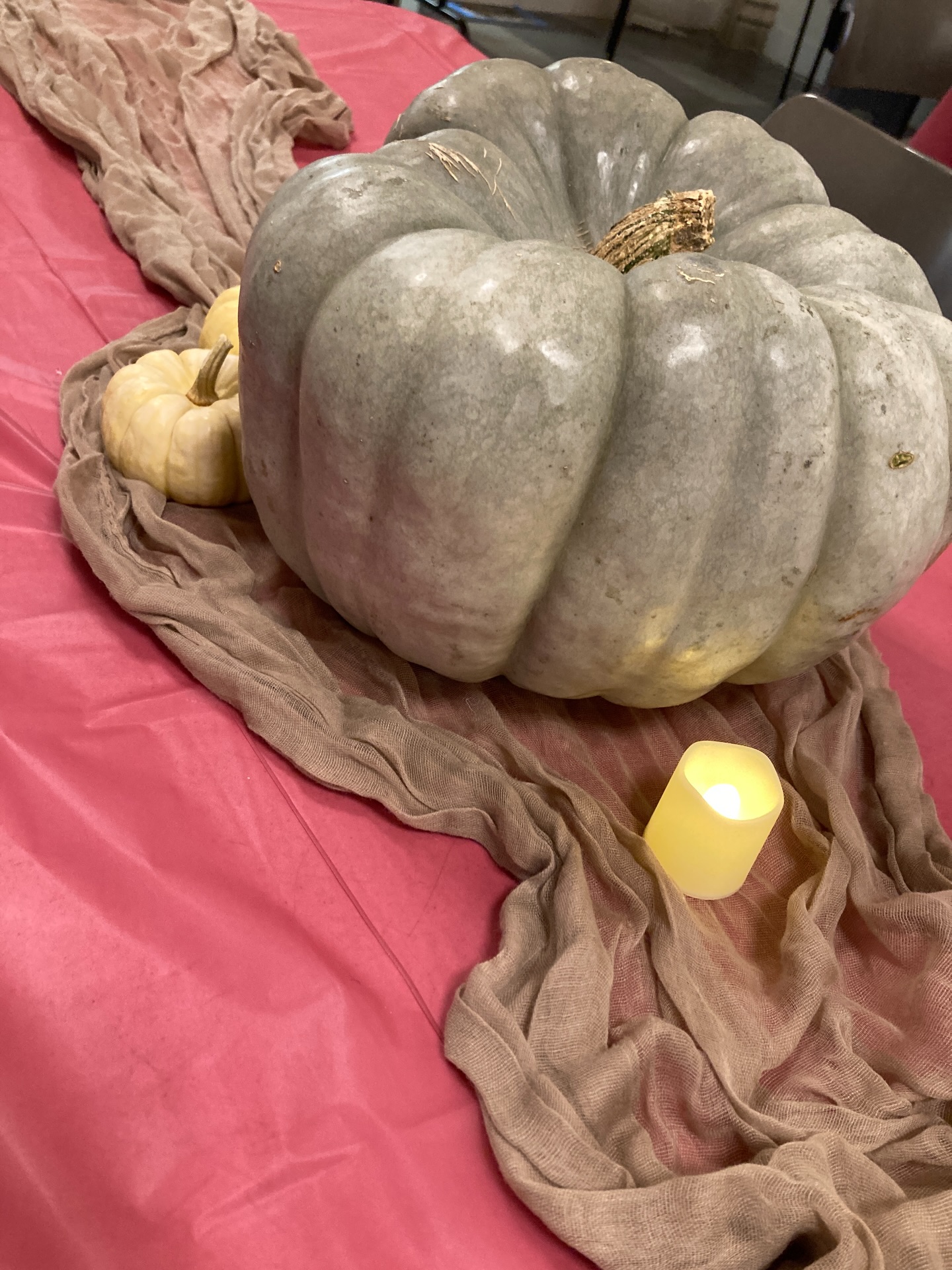 Festive table decor for our Thanksgiving meal. Thank you to @tantestephie for the beautiful stylings!! 🙌🏾