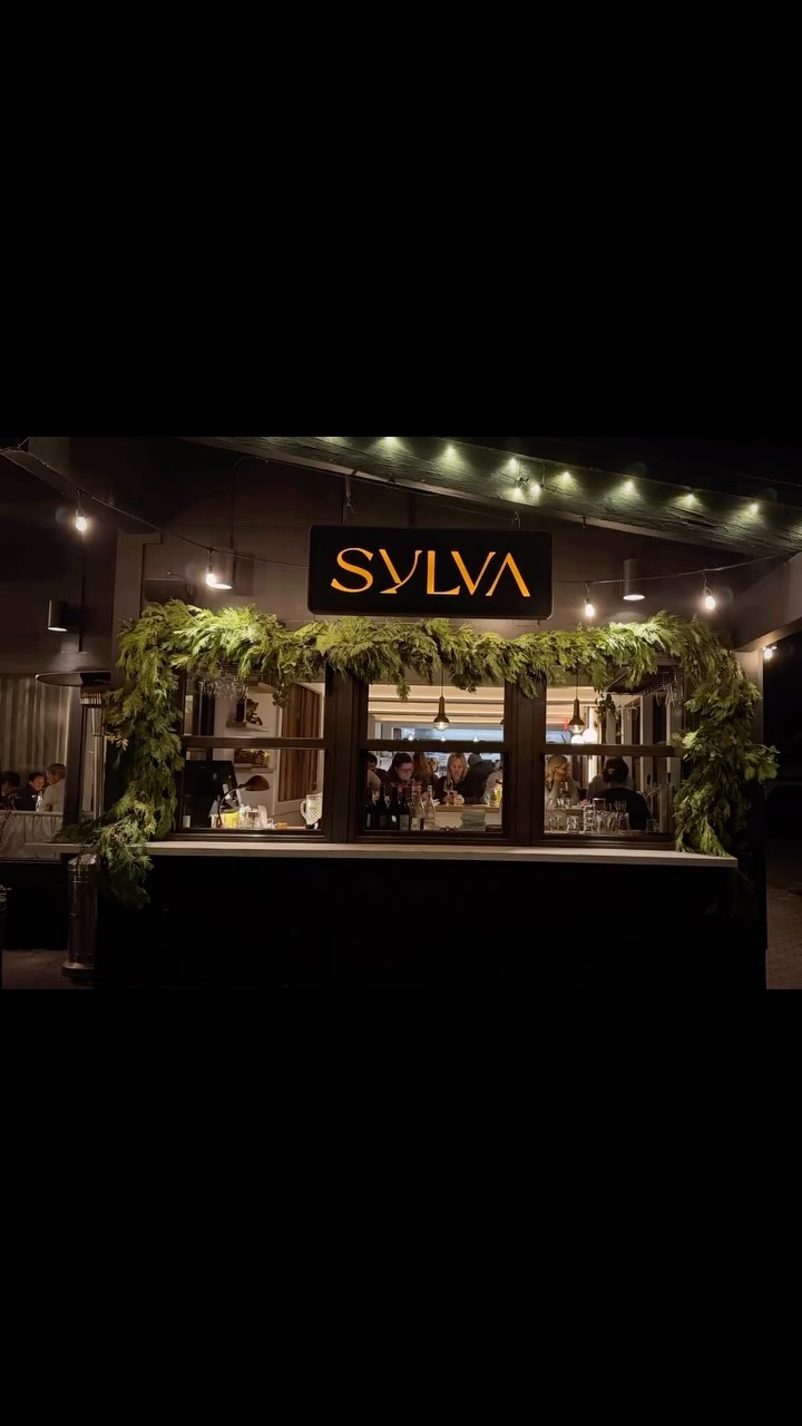 Had theee BEST time decking out @sylvatahoe for the holidays! 🎄🎄thank you for the opportunity!!
#christmasarch #floralarch #christmasdoor #christmasgarland #holidaydecor #seasonalporchdecor #holidayporch #porchdecor #tahoerestaurants