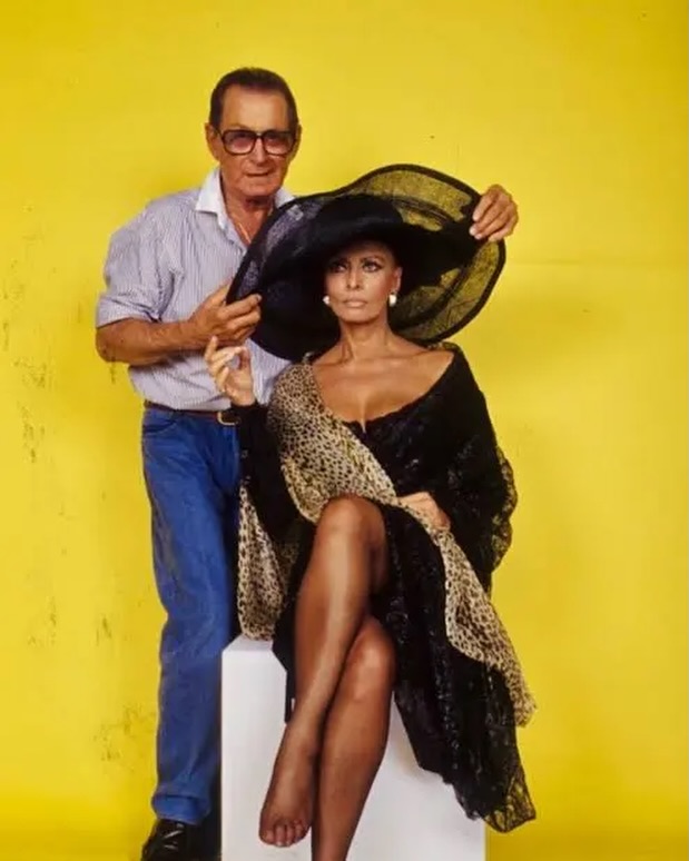 Sophia Loren photographed with long-time friend and Milliner Jean Barthet during a fitting for Robert Altman’s “Pret-A-Porter (Ready to Wear)” (1994).
#couture #hat #sophialauren #celebrity