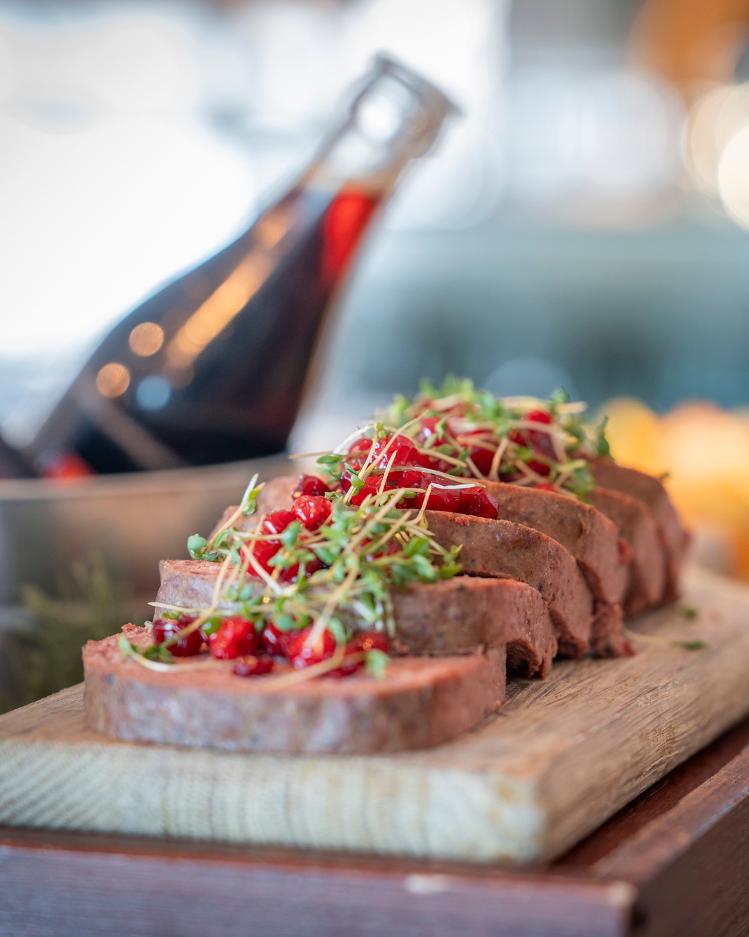 Om två dagar kan du se det här på vårt julbord 🍴
Alla dina julfavoriter serveras hos oss från och med den 26 november. Bjud med någon du gillar och ät er mätta.
På både 28 november, 5 december och 10 december bjuder vi även på livemusik mellan borden. Häng med på festen! Se till att boka bord på ett av dessa datum! 🎵
Boka bord och rum via waxholmshotell.se!