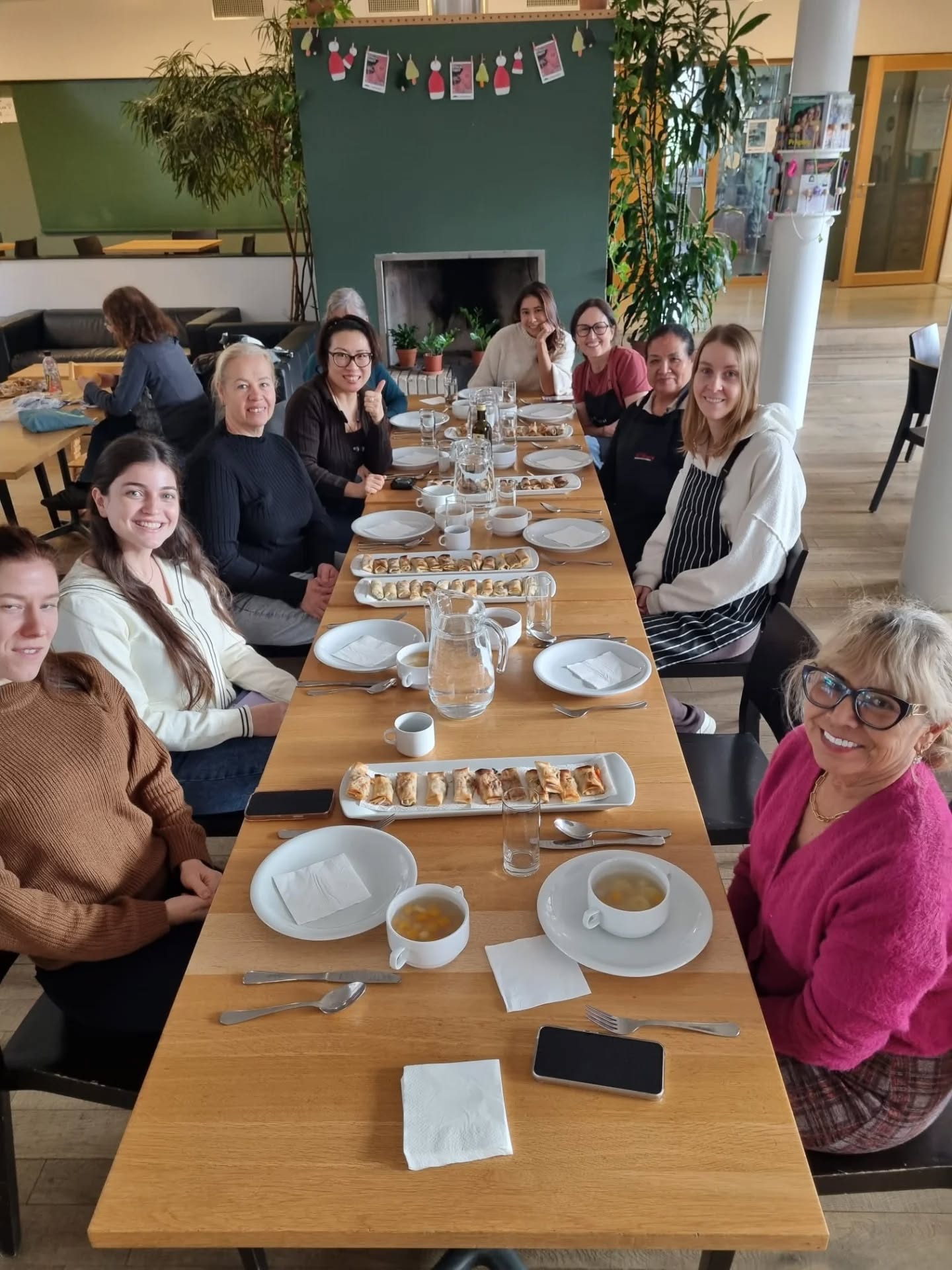 In our last session we learnt how to prepare Shanghai-style spring rolls, filling the room with amazing aromas, teamwork, and lots of smiles.
A huge thank you to Candy for sharing her recipe, her patience, and her wonderful energy with our community.
Swipe through to relive the moment and don’t forget:
Our next Kitchen Lab session is the last one of the year, and will be our closing year event held on Monday 8 December, not Tuesday as usual, please save your spot! Via IKL chat, on our website or by email at: jenny.stutz@expotranskultur.org
----
En nuestra sesión pasada de Kitchen Lab aprendimos a preparar rollitos primavera estilo Shanghái, en una tarde llena de aromas deliciosos, trabajo en equipo y muchas sonrisas.
Un enorme agradecimiento a Candy por compartir su receta, su paciencia y su hermosa energía con nuestra comunidad.
Deslicen para revivir el momento y no olviden que:
Nuestra próxima sesión de Kitchen Lab es la última del año, y será nuestro evento de cierre de actividades, que se celebrará el LUNES 8 de diciembre, no el martes como de costumbre, ¡reserva tu plaza! A través del chat del IKL, en nuestra página web o por correo electrónico: jenny.stutz@expotranskultur.org
----
In unserer letzten Kitchen Lab Sitzung wir gelernt, Frühlingsrollen im Shanghai-Stil zuzubereiten begleitet von köstlichen Düften, Teamarbeit und vielen Lächeln.
Ein grosses Dankeschön an Candy, die ihr Rezept, ihre Geduld und ihre wunderbare Energie mit unserer Community geteilt hat.
Swipe weiter, um die schönen Momente noch einmal zu erleben und nicht vergessen:
Unsere nächste Kitchen Lab Sitzung ist die letzte in diesem Jahr und wird unsere Abschlussveranstaltung sein, die am MONTAG, dem 8. Dezember, stattfindet, nicht wie üblich am Dienstag. Über den IKL-Chat, auf unserer Website oder per E-Mail: jenny.stutz@expotranskultur.org
#ETKultur #KitchenLab #interAct #CommunityCooking #InterculturalExchange #ZurichEvents