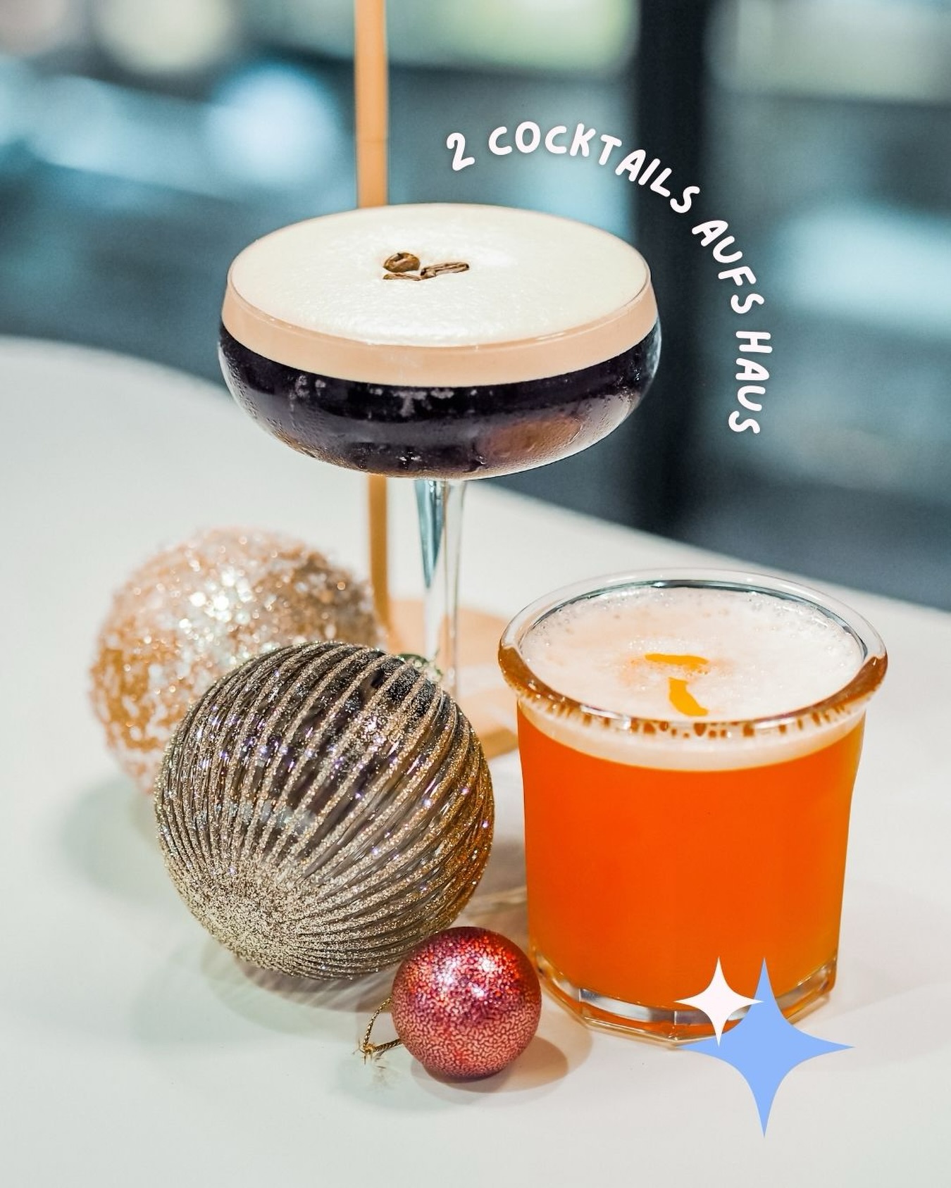 Advent, Advent … ✨
Der 3. Advent bringt unser drittes Gewinnspiel! 🎁🤍
Heute könnt ihr zwei Cocktails aufs Haus gewinnen 🍹
So macht ihr mit:
❤️ Beitrag liken
✨ Uns folgen
👯♀️ Euren Trinkbuddy markieren
Teilnahmeschluss: Mittwoch, 17.12. um 23:59 Uhr ⏰
Viel Glück & eine wunderschöne Adventszeit! 🤍✨