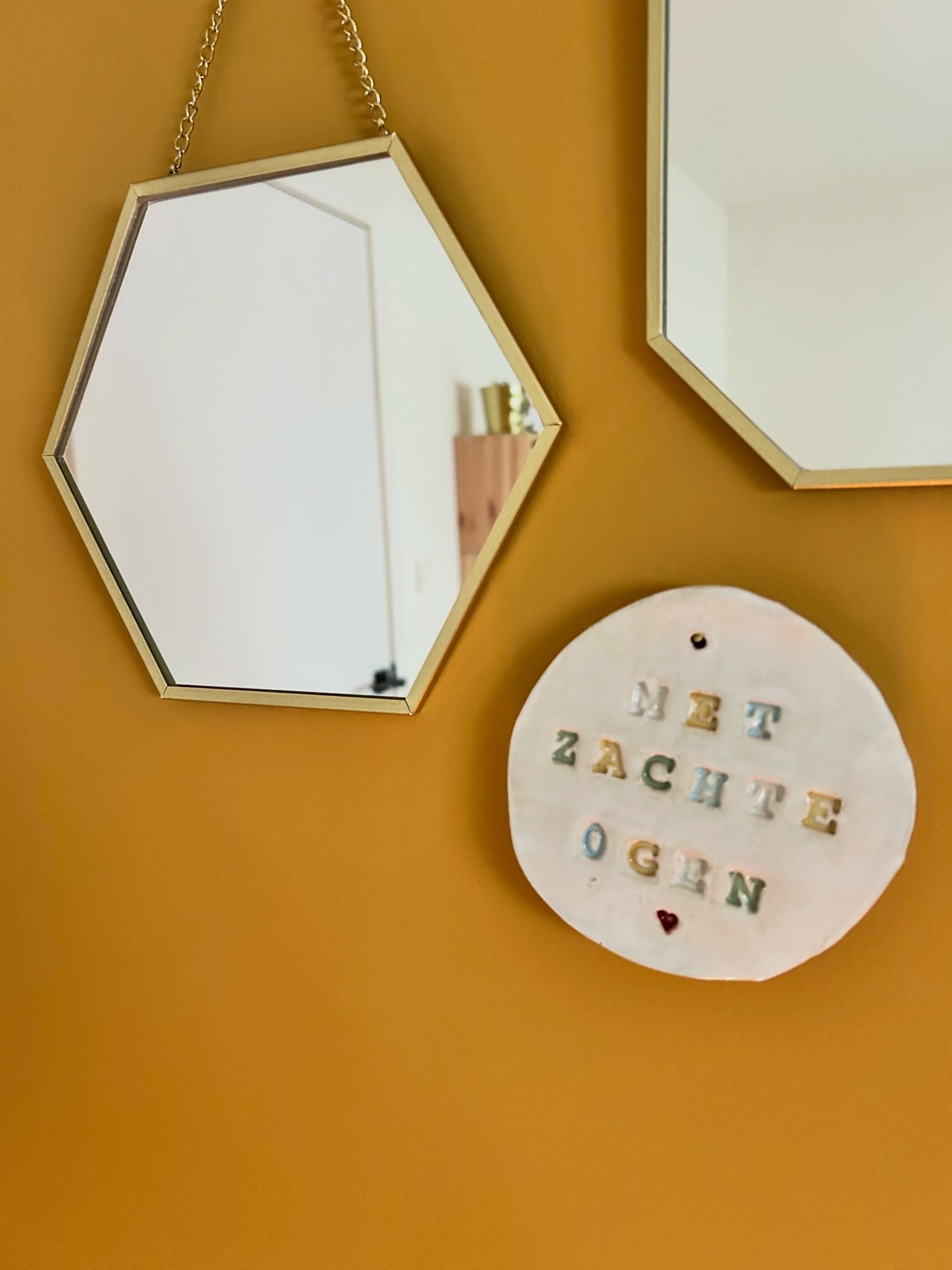 Kijken met liefdevolle zachte ogen 👀
Hoe vaak ben je streng voor jezelf, terwijl je voor anderen zo mild en begripvol bent?
Wat als je eens met dezelfde compassievolle ogen naar jezelf kijkt?
Sta jezelf toe om te voelen, struikelen, vallen, weer op te staan, te ontdekken en gewoon te zijn.
Kijk eens naar jezelf met zachtheid. Zie wat er is, zonder oordeel. Erken je kracht, je kwetsbaarheid en alles daartussenin. Liefdevol kijken naar jezelf opent de deur naar meer rust, vertrouwen en plezier in het leven. 💛
Tijdens mijn sessies maak ik vaak gebruik van deze woorden, de kracht van vergeving is ongelooflijk groot. Het doorbreekt patronen, angst, maakt je vrij van negatieve gedachtenclusters…
én zo maak je ruimte voor liefde, acceptatie en innerlijke vrijheid. 🌈
Dat is precies waar het ook om gaat in de verbinding met je kind: hoe zachter en liefdevol je naar jezelf kijkt, hoe meer je aanwezig, warm en verbonden kunt zijn met je kind. 🌼
Wees één met wat was, zo ben je ook één met wat is en komen zal. ✨