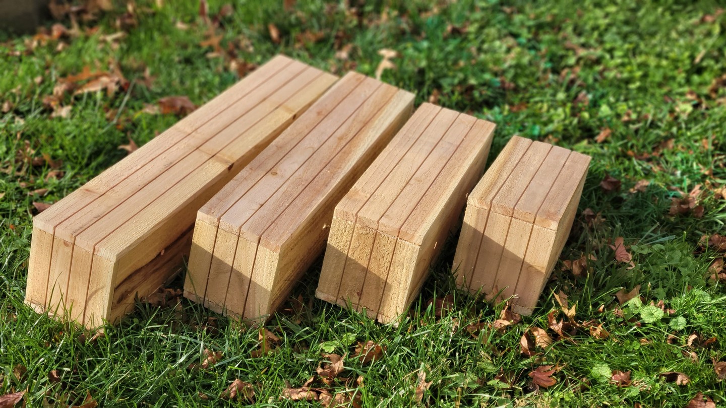 Custom-size cedar wood railing, 12" to 32", and window planter box. Made to order, fresh out of the shop.
#windowbox #railingbox #cedarplanter #indoorplanter #winterplanter