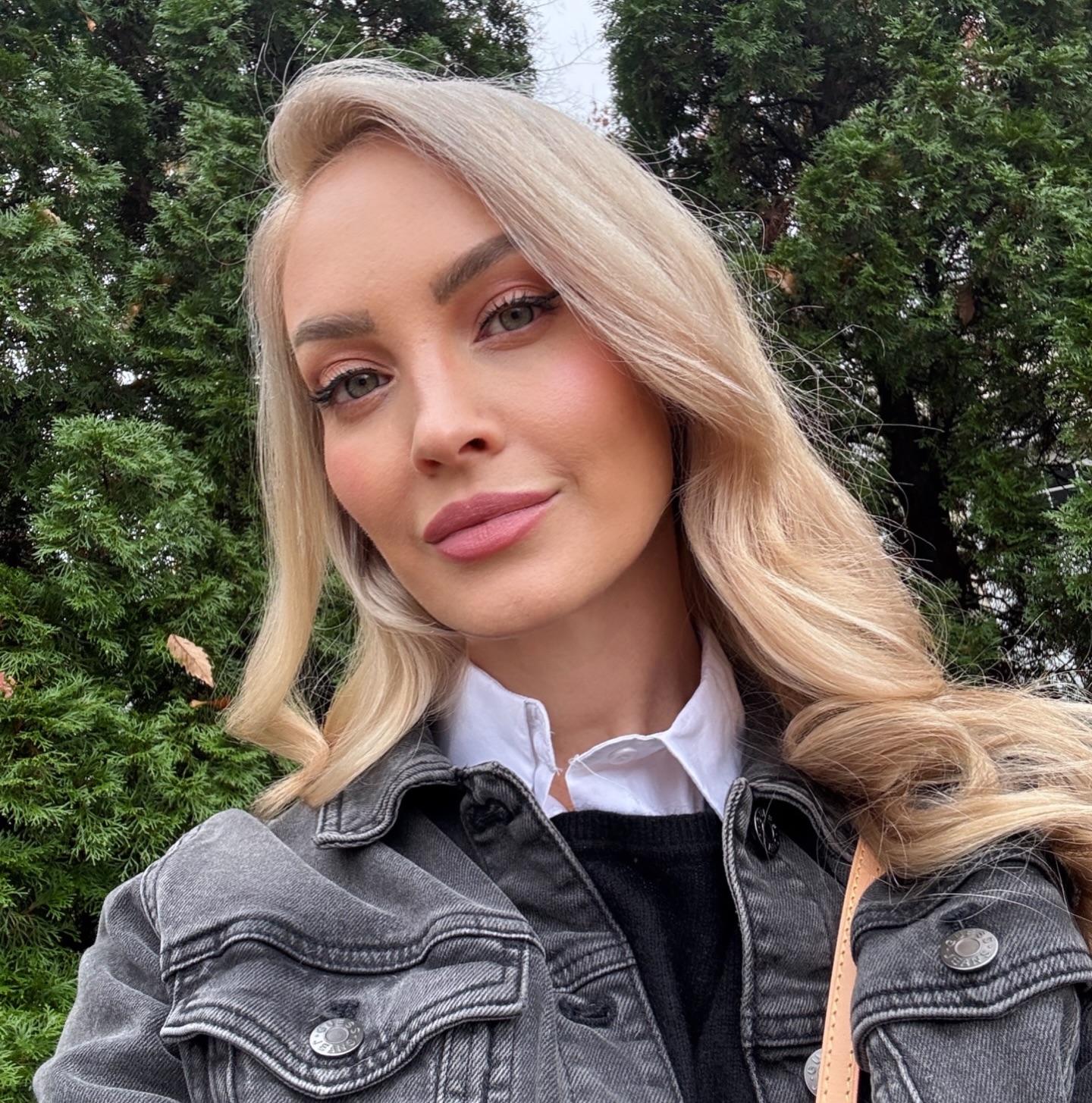 Casually pretending it’s not 40 degrees.
#actorlife #agirlinframes #actorsoninstagram #falllight
#novemberrain