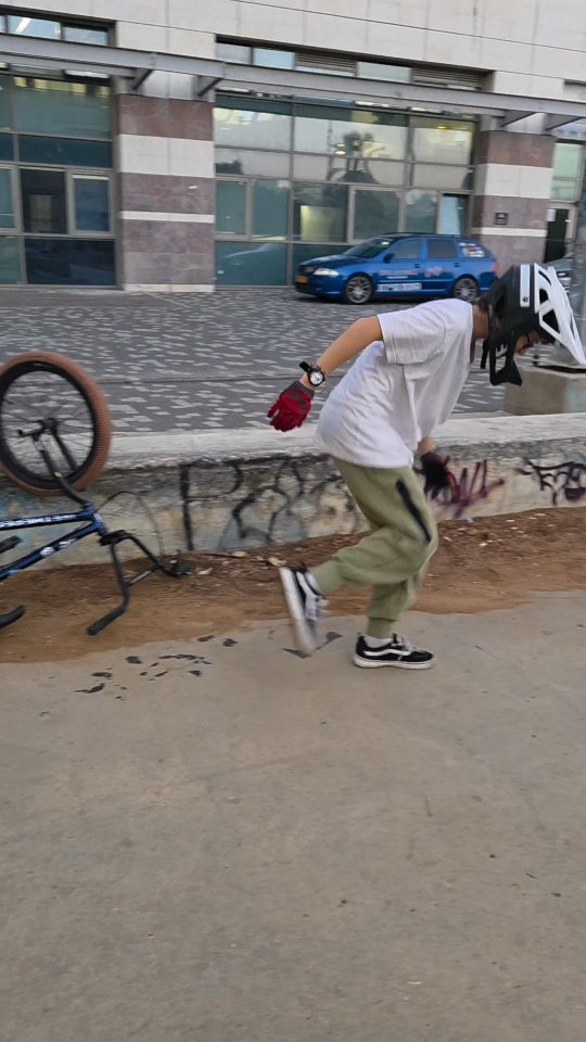 👂 תקשיבו לזה! אין סיפוק גדול יותר מה-זזזזזזז של הפאגים שמחליקים בצורה מושלמת על הלדג' (או הרייל). זה הסאונד של ההצלחה.
דאבל פאג זה לא סתם טריק – זו כניסה לעולם חדש! ברגע שאתם מחליקים על הפאגים, כל ספסל, מדרגה ורייל הופכים למגרש משחקים אינסופי. זה המפתח לפתיחת כל טריקי הגרינד האחרים.
🥳 הצטרפו לכיף ובואו לרכב איתי!🚲
אם אתם רוכבים שרוצים:
* לקפוץ באני הופ גבוה יותר מאי פעם.
* להצליח לעשות גרינדים
* לעבור רמה ולשלוט באופניים בצורה מושלמת.
* לרכוב עם חבר'ה ולהתקדם בכיף!
בואו לרכב איתי! נלמד יחד את כל הטכניקה, מ-180 קלאסי ועד הדאבל פאג
שלחו לי הודעה עכשיו ובואו נרכב 🤘
#DoublePeg #BMXStreet #BMXGrind #שיעוריBMX #BMXIsrael #רכיבתשטח #BMXLife #israelbmxclub #מדריךאופניים #israelbmx #abbabmx #telaviv #bmx #חוגbmx