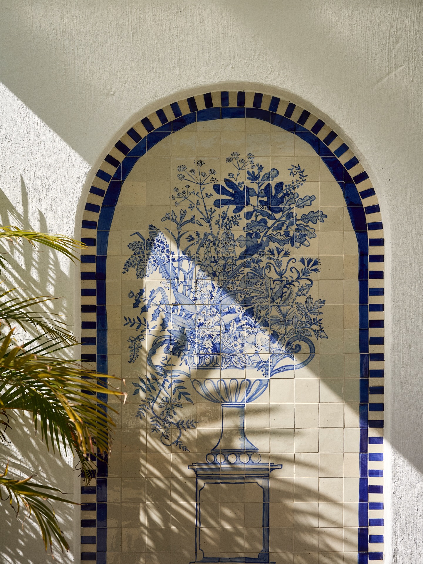 Beautifully hand-painted by @michaelchandlerceramics
📍Manor House Hotel Pool Courtyard
.
.
.
#lacotte #lacottefarm
#franschhoek #franschhoeklife
#ceramics #ceramicart #artist