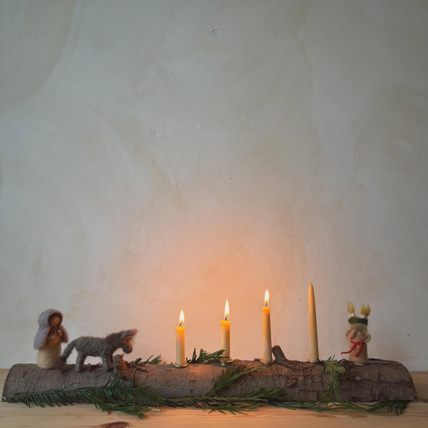 ✨ De derde kaars mag branden..✨
#advent #sintnicolaas #adventszeit #levenmetdeseizoenen #jaarfeest #seizoenstafel #jaartafel #jaartafelfiguren #natvilten #felting #feltingwool #needlefelting #handgemaakt #vrijeschool #vrijeschoolmoeder #waldorf #waldorfinspired #waldorfhome #jahreszeitentisch #waldorfschule #gefühlt #herbst #vrijeschoolonderwijs #waldorfkinder #flatlay #advent #adventsmarkt #thirdadvent #derdeadvent #adventspiraal