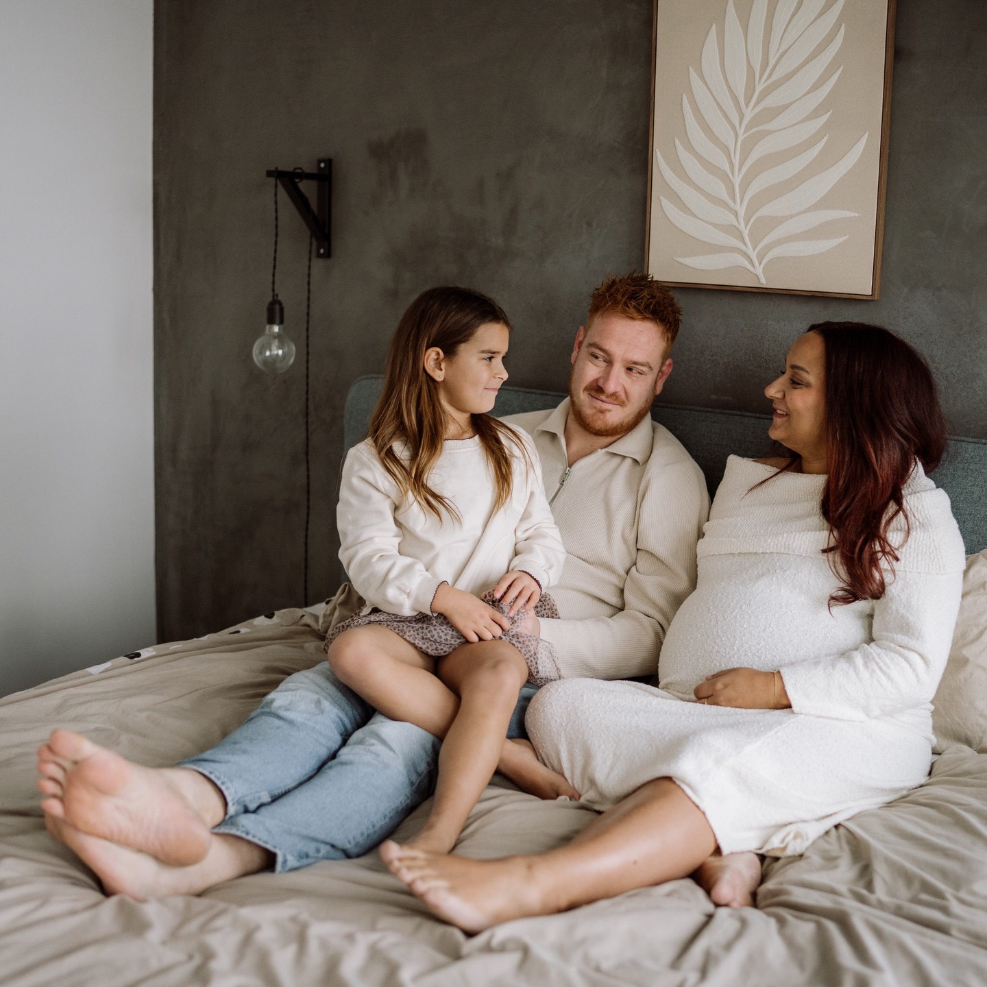 Wandelend naar m’n buren voor deze leuke zwangerschapsshoot!😍
In hun slaapkamer, woonkamer én de babykamer hebben we gefotografeerd en zo deze bijzondere fase vastgelegd 🤰🏻
#zwanger #zwangerschapsshoot #fotoshoot #fotograaf #fotograafdoetinchem