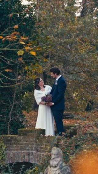 Il y a des mariages où tout s’aligne naturellement : un lieu qui porte l’élégance, un couple dont la complicité se ressent sans effort… et parfois, un discours qui vient sublimer l’ensemble.
Au-delà de la mise en scène, de la beauté du lieu et de l’esthétique, il y a cette vérité : Charlotte & Jean forment un duo dont la complémentarité est évidente.
Ce teaser, c’est un fragment de cette journée.
Un instant où les mots et les images racontent la même histoire. 🎬
#teaser #wedding #closbarthelemy #mariage #weddingvideo