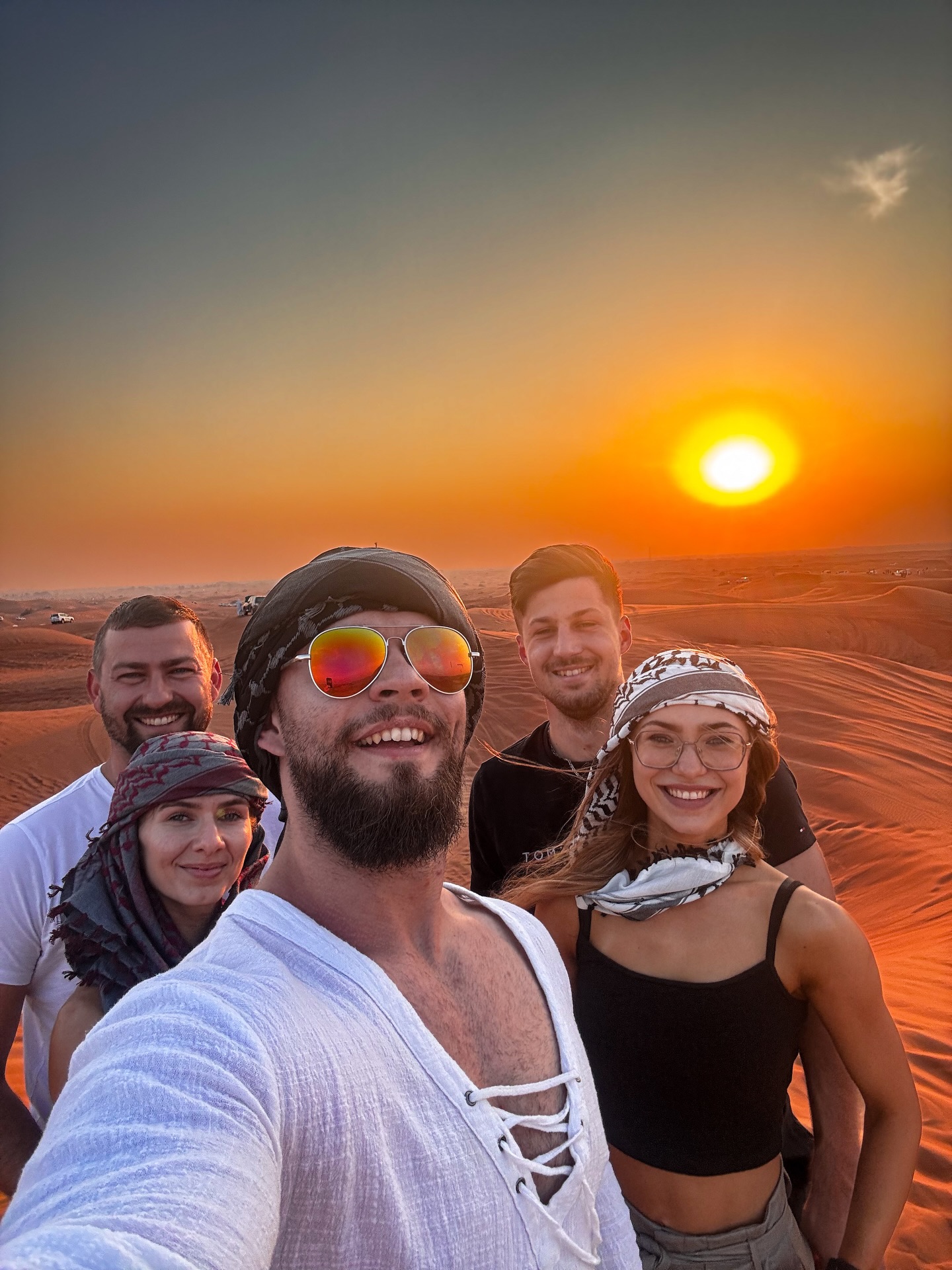 Po 14tich rokoch u mora 💆🏻♂️, tak si sem pridám aj niečo mimo toho nášho fitness sveta, vďačný za túto príležitosť a zážitky 😌 …
1. Turbany nech nelákame toľkú pozornosť
2. Stred tela nechápal čo po ňom chcem 😄
3. 💆🏻♂️🏜️
4. Táto sa podarila 🙌🏻
5. Západ na odľahlej púšti 🫠 viac nedokážem opísať …
6. Oni majú tie 🇦🇪vlajky úplne že všade
7. 4h. spánku aby som stihol východ 🌅, stálo to za to 😌…
8. Vďaka tomu som sa dostal na privátnu pláž, kde bol totálny kľud a bol som tam sám💆🏻♂️
9. Ďakujem Vám ľudia! 😌
10. Hrali ste niekedy piškvorky v trojici? Sme si dali chlapský battle, ktorý nás zabavil na 40min. ✊🏻😄
11.&12. Klasika, nočný Dubaj 🌜zaujímavé to vidieť, ale tá púšť a ranná pláž má (aspoň pre mňa) predsa len čosi viac do seba 😌
13. 🔥show aj s venovaním do videa, chalan poznal že ma baví fotiť/točiť 📷
14. Keď ti v ten správny moment prehodí mobil čočku na točenie a vytvorí toto … ✨
15.&16.Tak predsa len aj trocha toho fitness, ale s tými zlatými jednoručkami to už trocha prehnali 😄
#dubai #trip #enjoy #moments #thankful