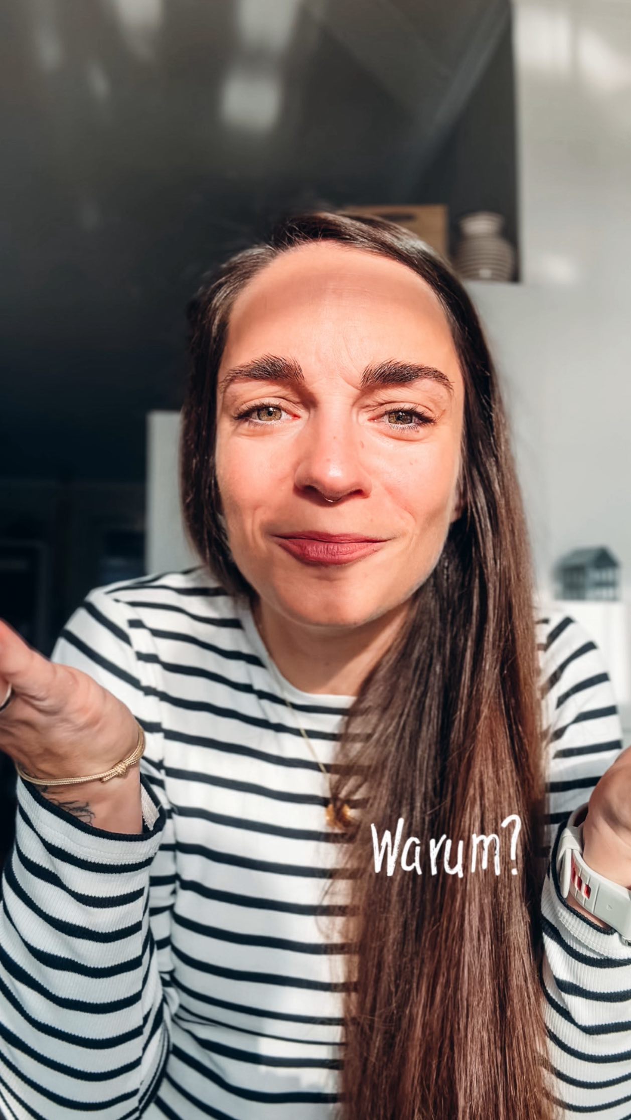 Selbstständig sein zeigt dir sehr schnell, wer wirklich hinter dir steht.Dieses „Na, wie läuft’s?“ kann ehrlich gemeint sein – oder eben so klingen wie: „Na, hast du dich verkalkuliert?“. Manche wollen dich gewinnen sehen, andere wollen dich fallen sehen.
Und das Bittere:
Selbst Freunde und Familie hören oft lieber auf die Meinung von irgendwem, statt auf dich… obwohl du diejenige bist, die jeden Tag drinsteckt und Ahnung hat.
Warum das so ist? Keine Ahnung. Manchmal verzweifle ich sehr an den Menschen.
Was ich daraus mitnehme?
Die richtigen feiern dich, die anderen lassen es.
Das ist völlig ok. Ich mach das Ganze für mich. Für meinen Weg. Und ich liebe alles was ich tue!
Was ich dir mitgeben möchte:
Wenn sich jemand in deinem Umfeld selbstständig macht, unterstütze die Person. Es geht nicht ums kaufen. Es geht um liken, empfehlen, Mut machen, interessiert nachfragen, verlinken, kommentieren, teilen, liebe Worte dalassen. Das sind alles Dinge, die kein Geld kosten, aber deinem Gegenüber viel bedeuten. Plus, damit bricht sich keiner einen Zacken aus der Krone - weder zeitlich noch finanziell.
Für mehr Liebe, Support und Mutausbrüche untereinander!
#mut #mutausbruch #womensupportingwomen #womeninbusiness #yoga #selbstständig #businessinsights #soisses #realfriends