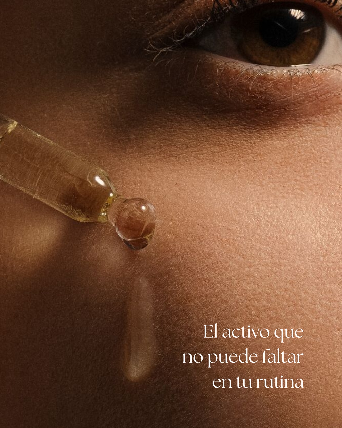 🎄✨ VITAMINA C: EL SECRETO PARA UNA PIEL RADIANTE EN ESTÁS FIESTAS 🎄 ✨
¿Sabías que el ácido ascórbico es uno de los activos más poderosos para transformar tu piel?
Descubre por qué debería estar en tu rutina:
✨Ilumina tu rostro - Reduce manchas oscuras y unifica el tono de piel para ese glow natural que todos queremos
🍑Potente antioxidante - Protege tu piel del daño de los radicales libres, contaminación y rayos UV que causan envejecimiento prematuro
🧬Estimula el colágeno - Ayuda a producir más colágeno natural, reduciendo líneas finas y mejorando la firmeza de la piel
⭐️Textura mejorada - Suaviza la piel y minimiza la apariencia de poros para un acabado más refinado
⚔️Defensa extra - Refuerza la barrera cutánea y potencia la efectividad de tu protector solar
📣Si aún no lo tienes, aprovecha el descuento!
🌟"Lifting Facial Serum", el favorito de los clientes con alta concentración en Vitamina C y E 😉
#VitaminaC #CuidadoDeLaPiel #Skincare #PielRadiante #AcidoAscorbico #Belleza #RutinaDeBelleza #SkincareRoutine #GlowingSkin #AntioxidanteSkin