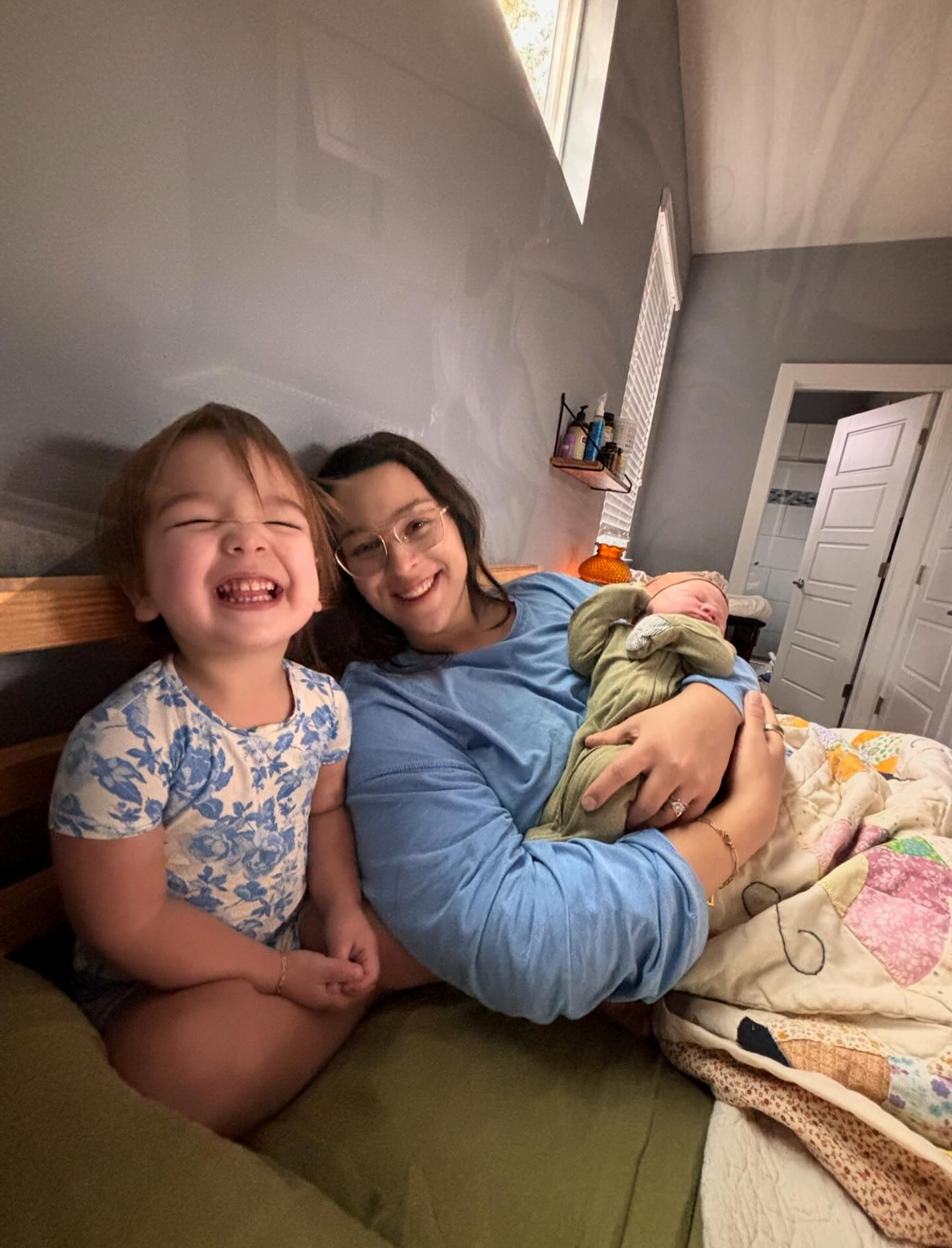 So much love in one frame. Welcome to the world, little one. Congratulations to this beautiful family on their newest addition. ♥️